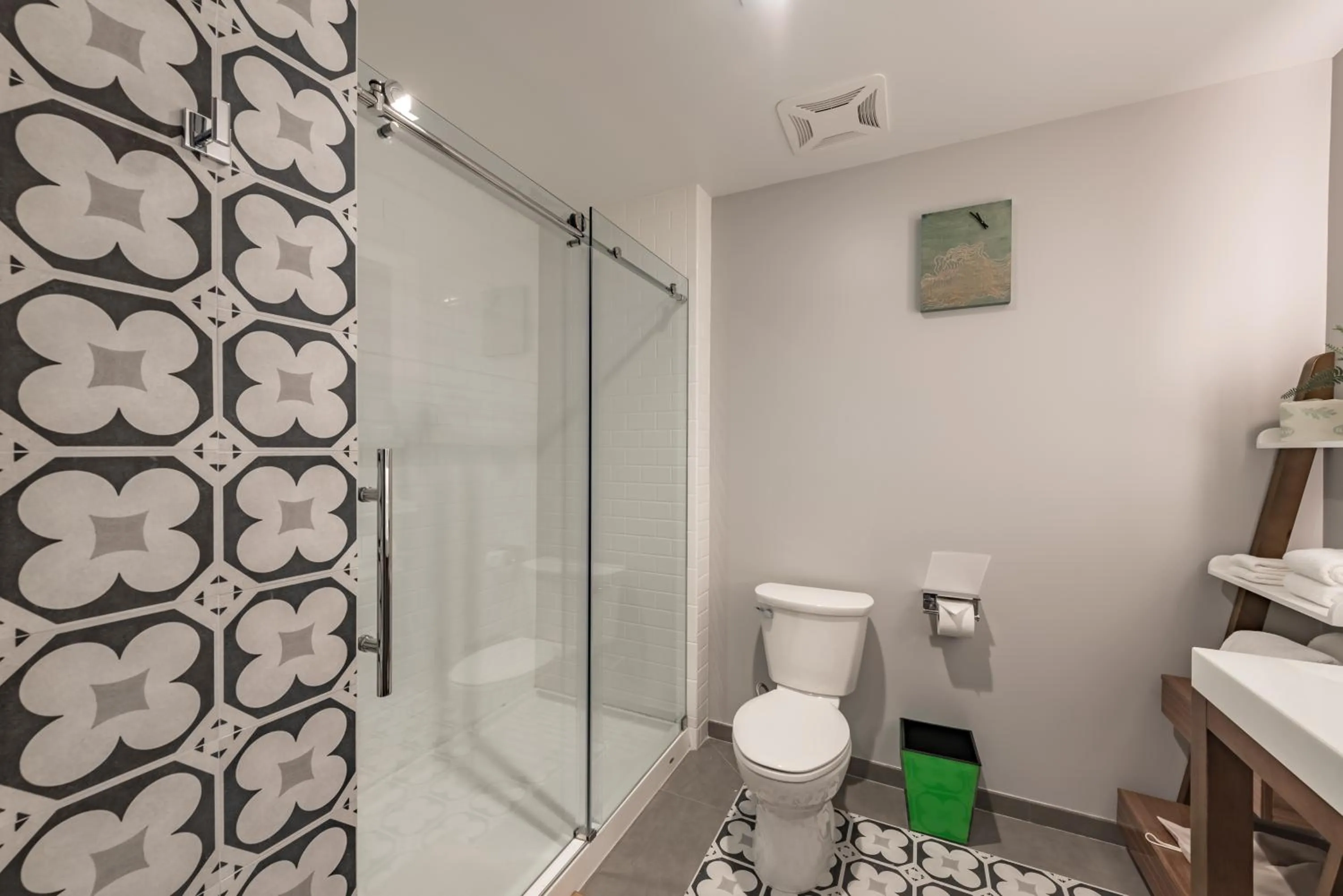 Bathroom in Lexen Hotel - North Hollywood Near Universal Studios