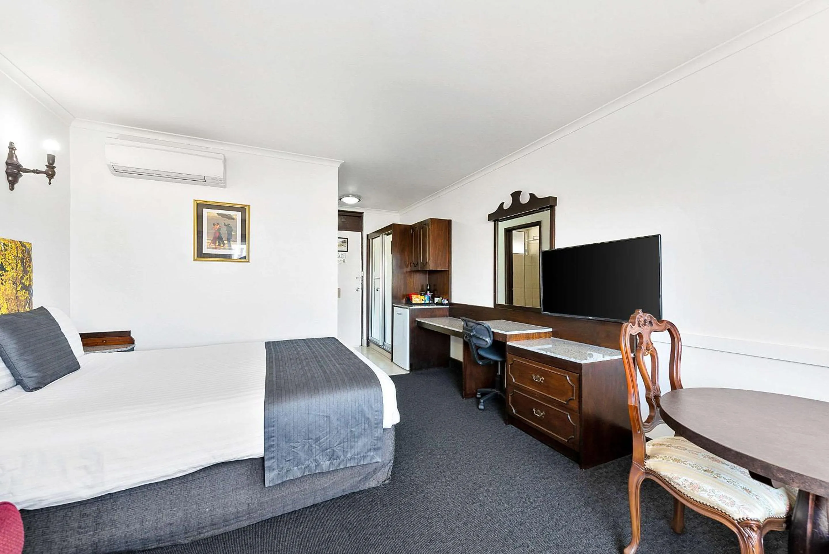 Bedroom, Bed in Quality Hotel Colonial Launceston