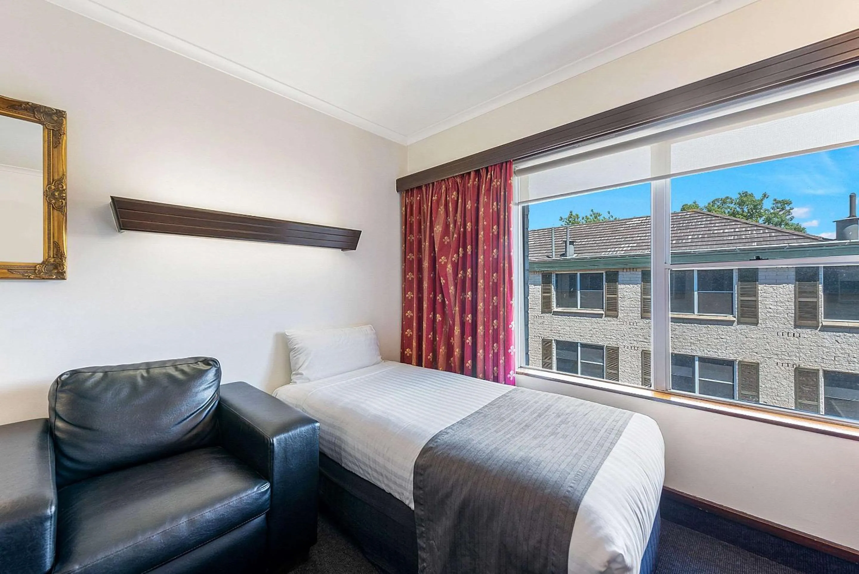 Bedroom in Quality Hotel Colonial Launceston
