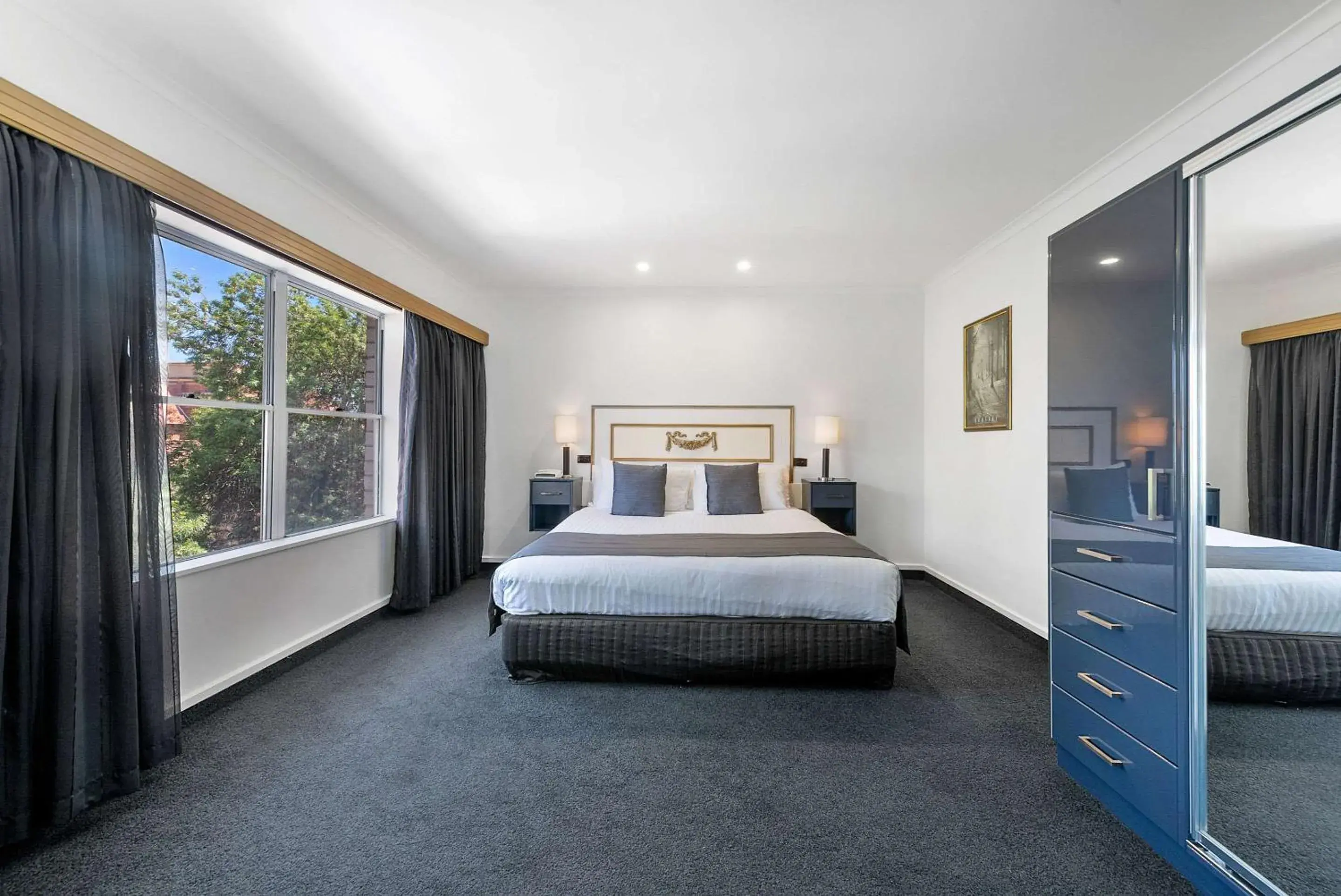 One-Bedroom King Apartment with Sofa Bed in Quality Hotel Colonial Launceston One-Bedroom King Apartment with Sofa Bed in Quality Hotel Colonial Launceston