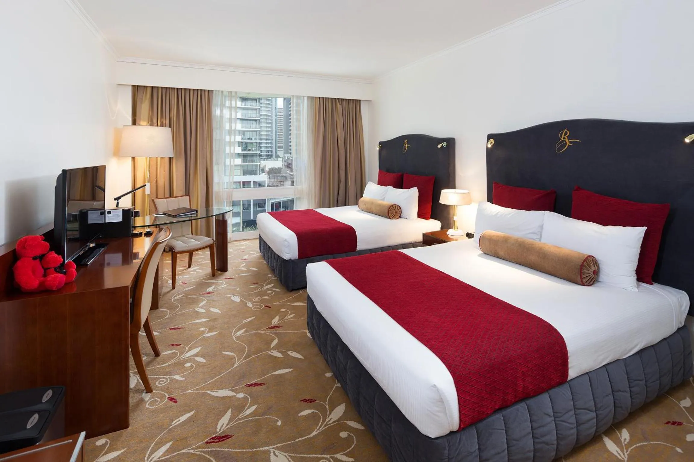 Photo of the whole room, Bed in Royal On The Park