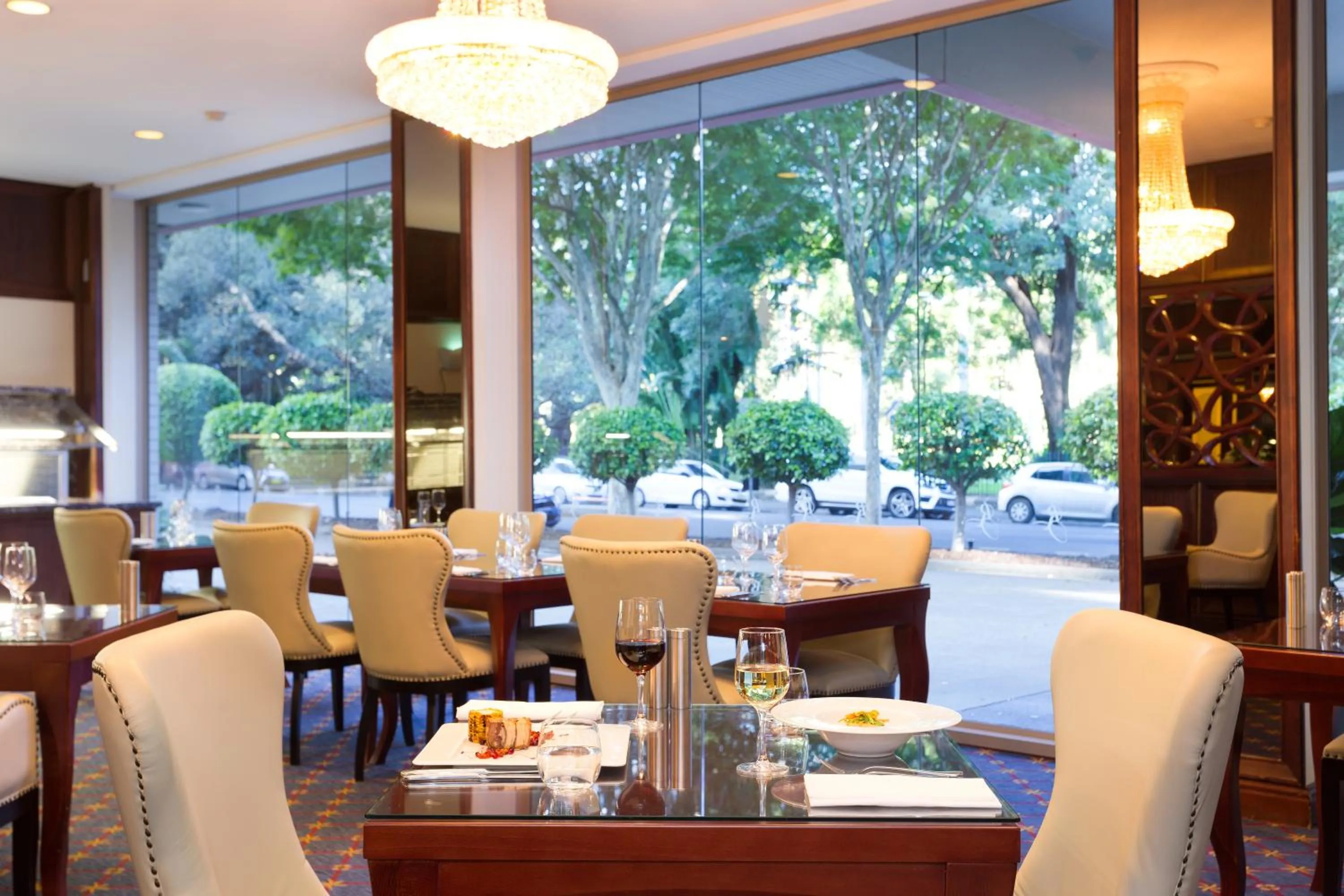 Restaurant/places to eat in Royal On The Park