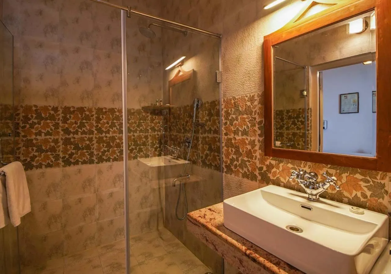 Bathroom in Cochrane Place Hotel