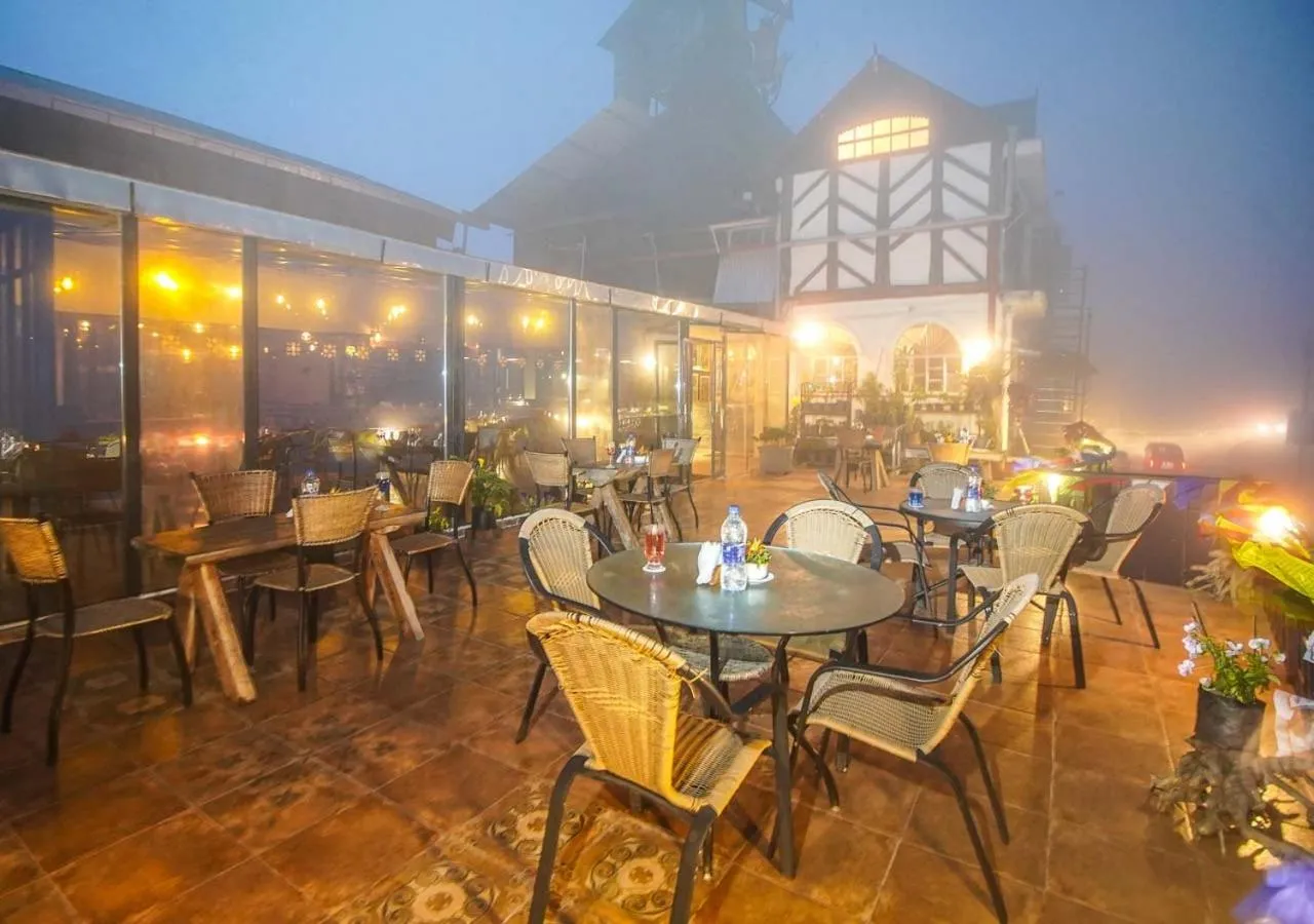 Restaurant/places to eat in Cochrane Place Hotel