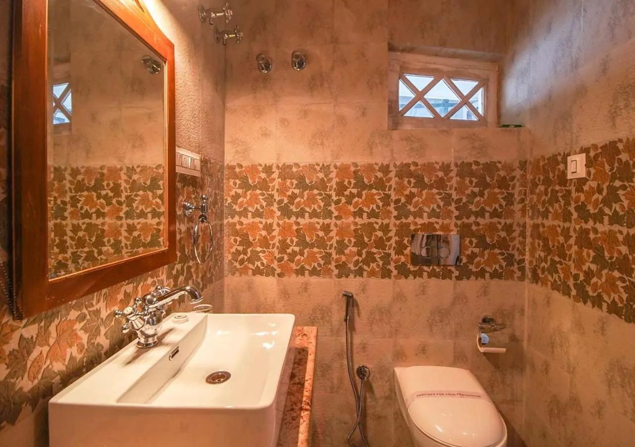 Toilet in Cochrane Place Hotel