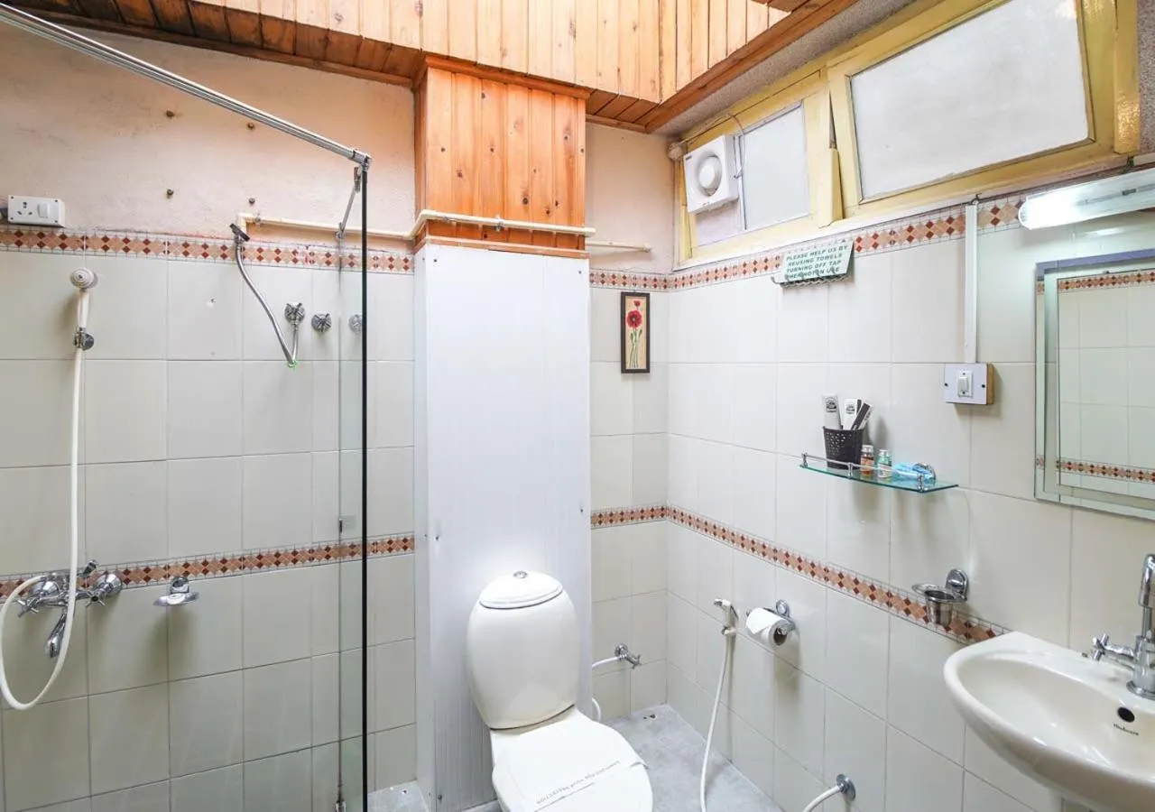 Bathroom in Cochrane Place Hotel