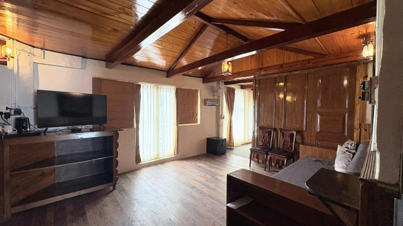 Communal lounge/ TV room in Cochrane Place By Teesta Hotels