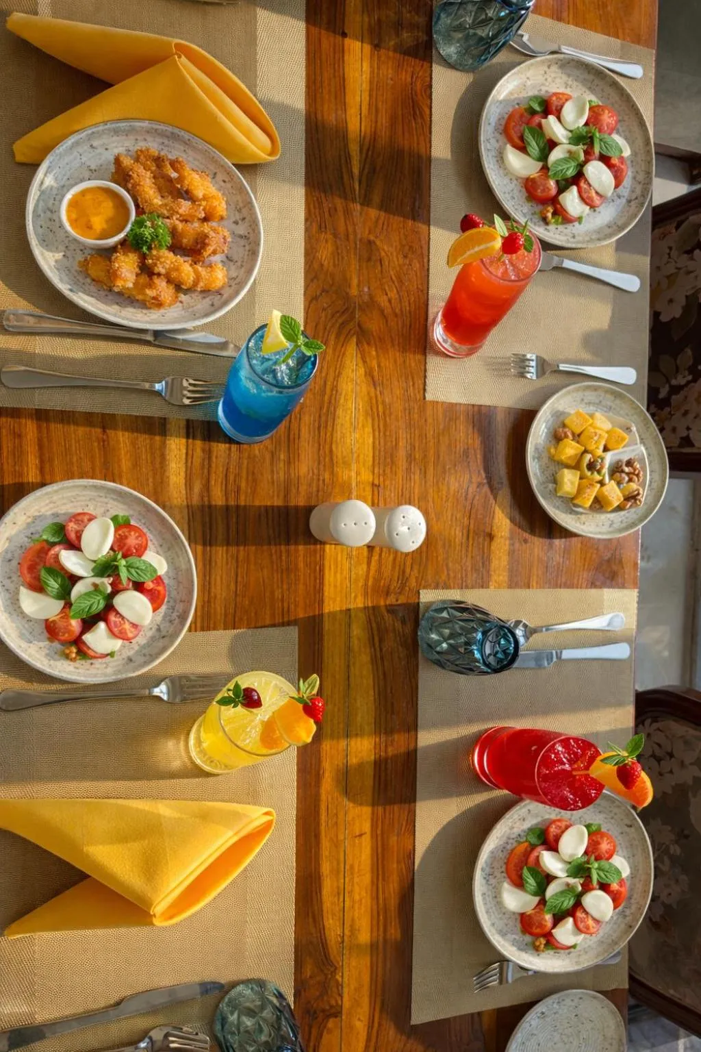 Food and drinks in Cochrane Place By Teesta Hotels