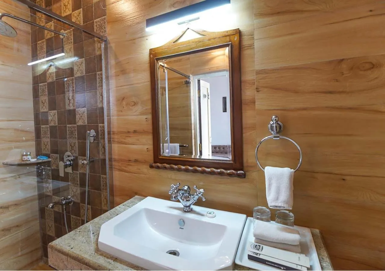 Bathroom in Cochrane Place Hotel