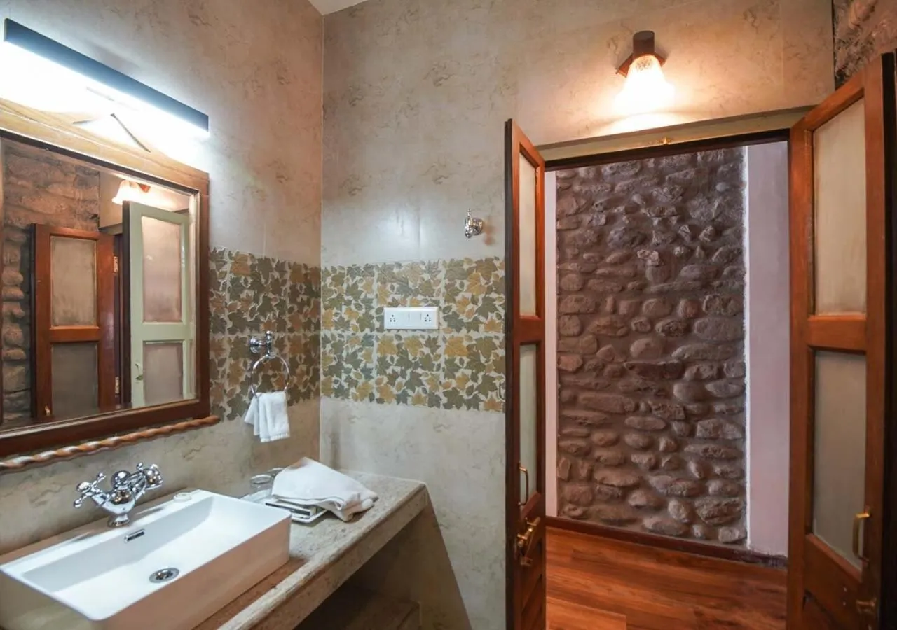 Bathroom in Cochrane Place Hotel