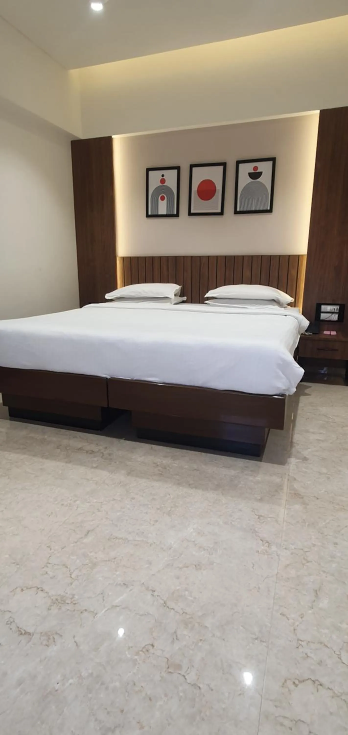 Bed in Hotel Karl Residency