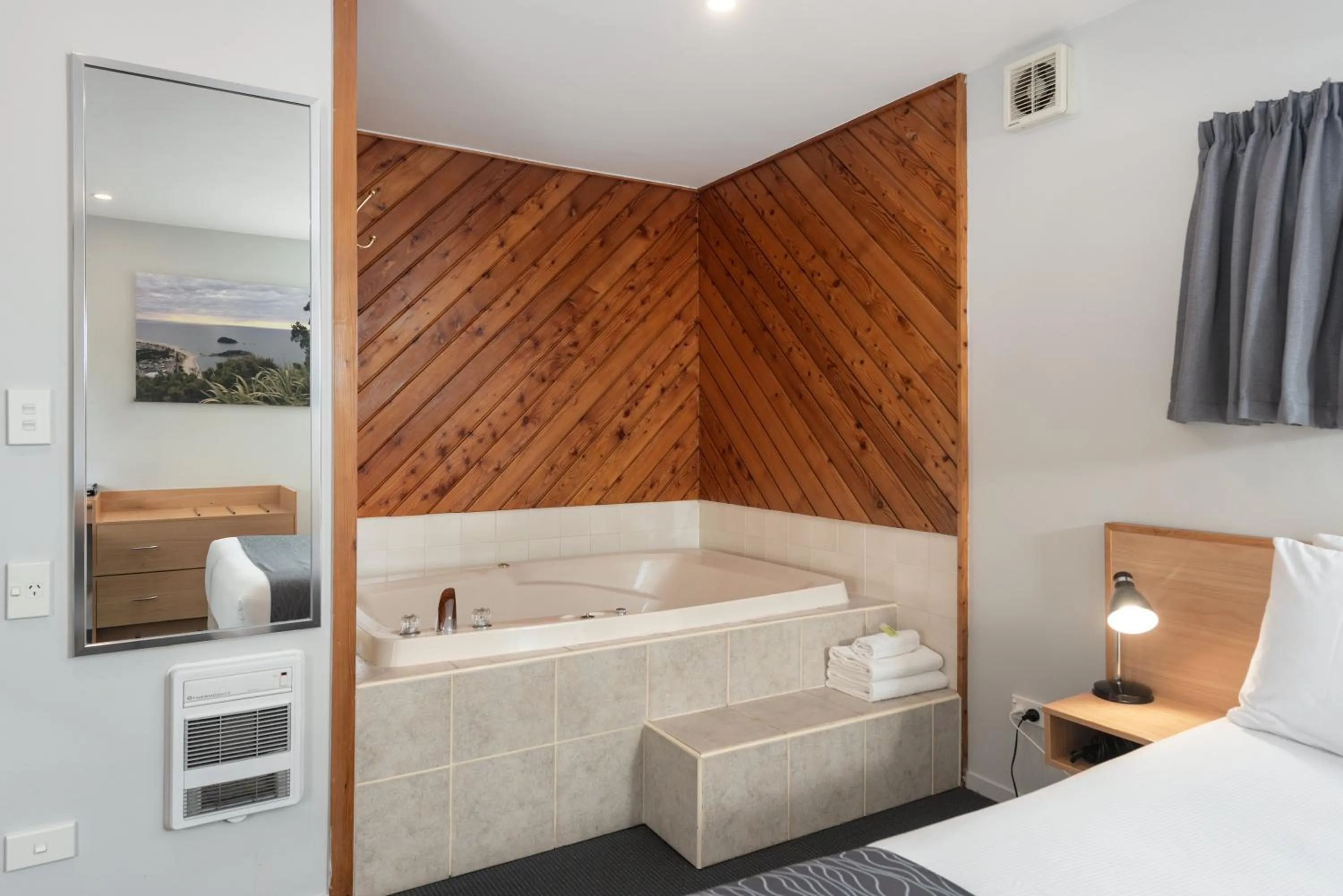 Bath, Bed in ASURE Macy's Motor Inn