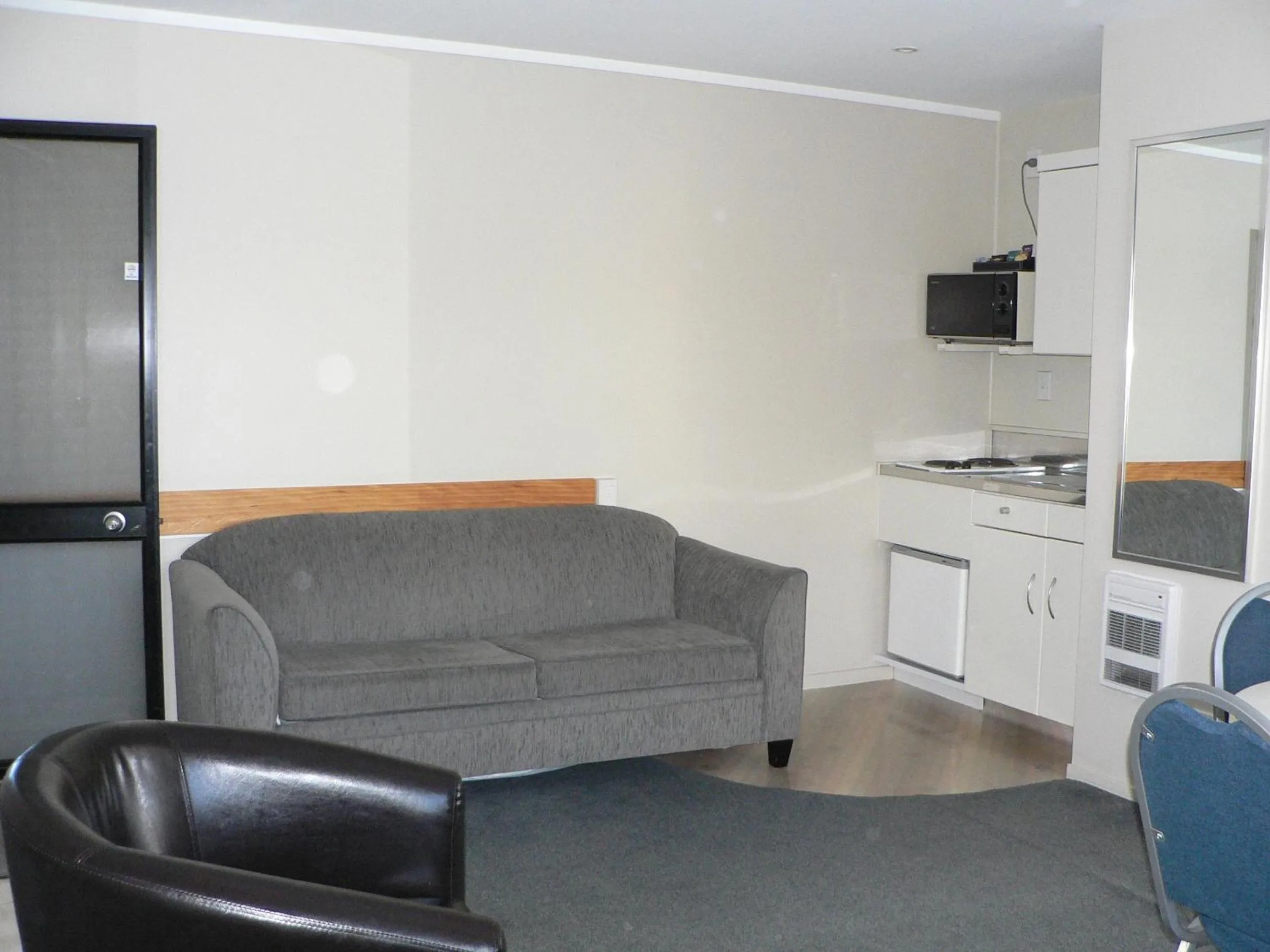 Communal lounge/ TV room in ASURE Macy's Motor Inn