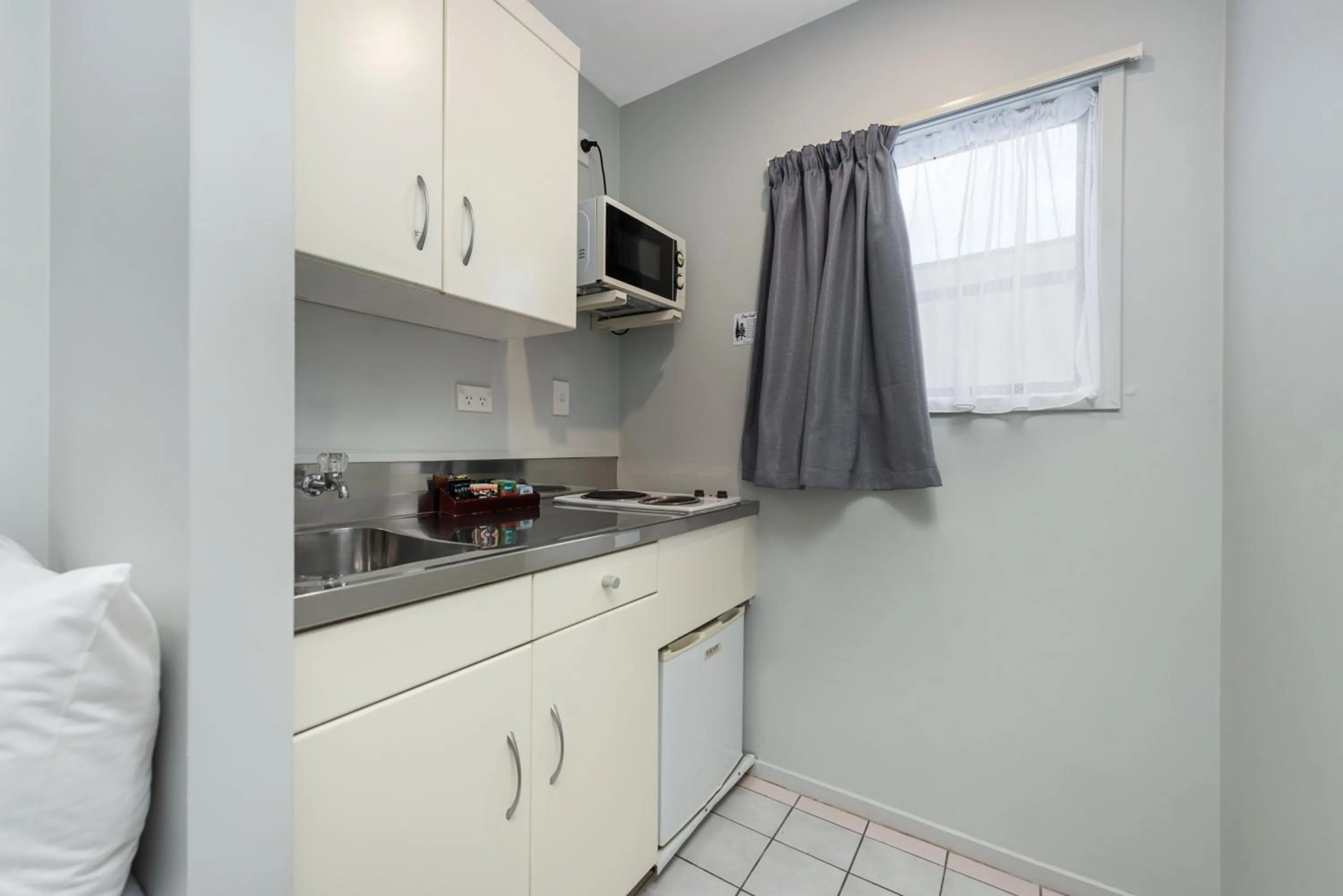 Kitchen or kitchenette in ASURE Macy's Motor Inn