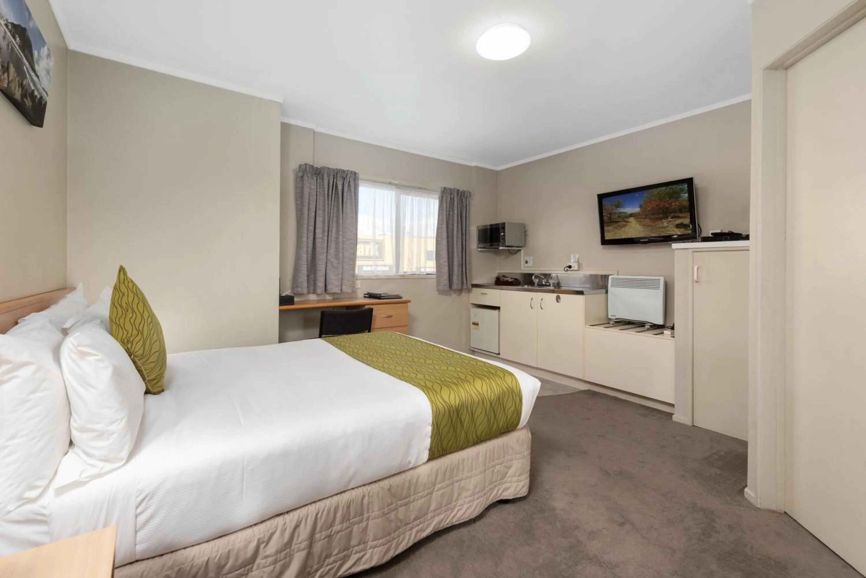 TV and multimedia, Bed in ASURE Macy's Motor Inn