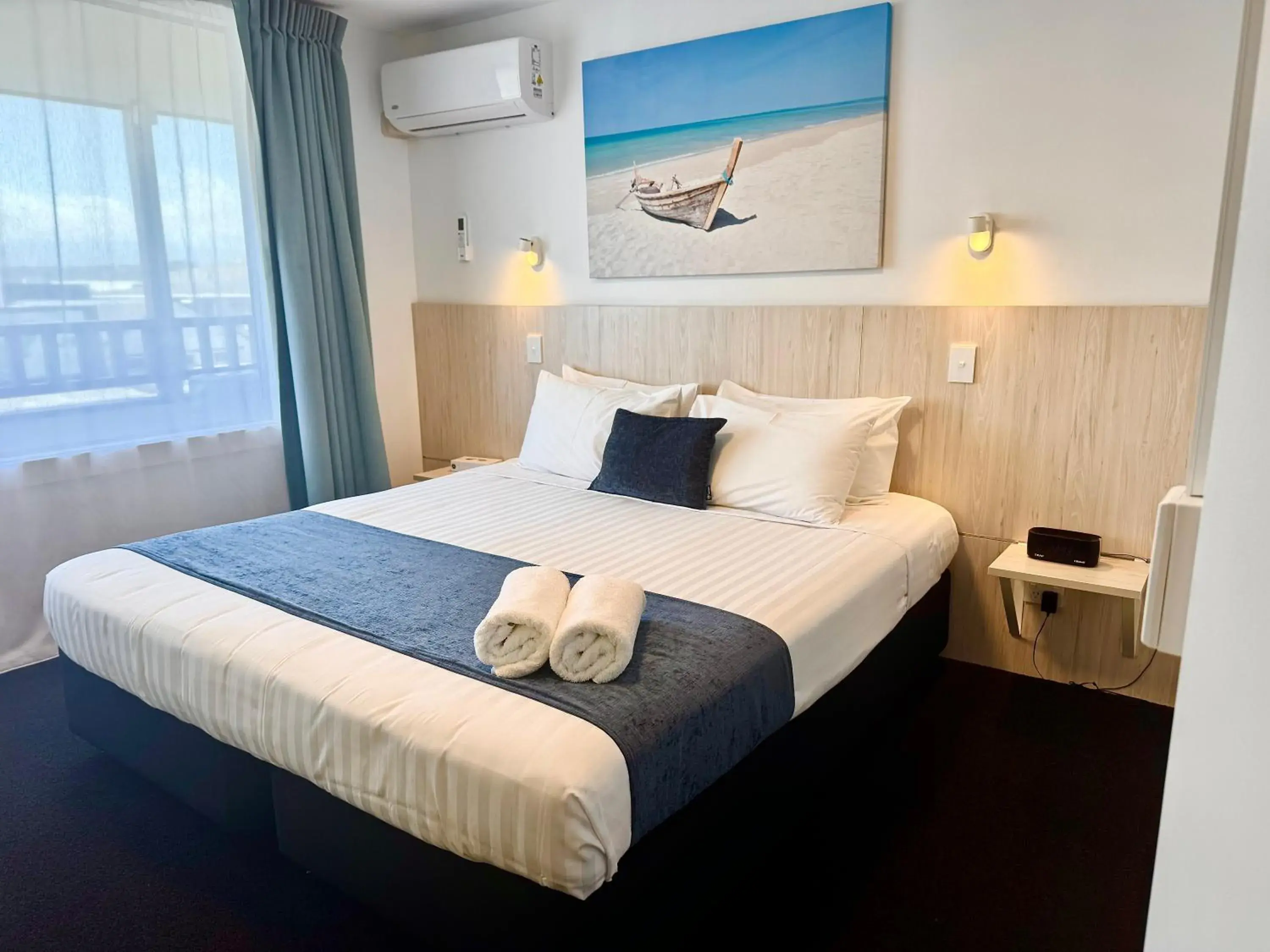 Driftwood Standard King Room in Beachfront Hotel Hokitika Driftwood Standard King Room in Beachfront Hotel Hokitika