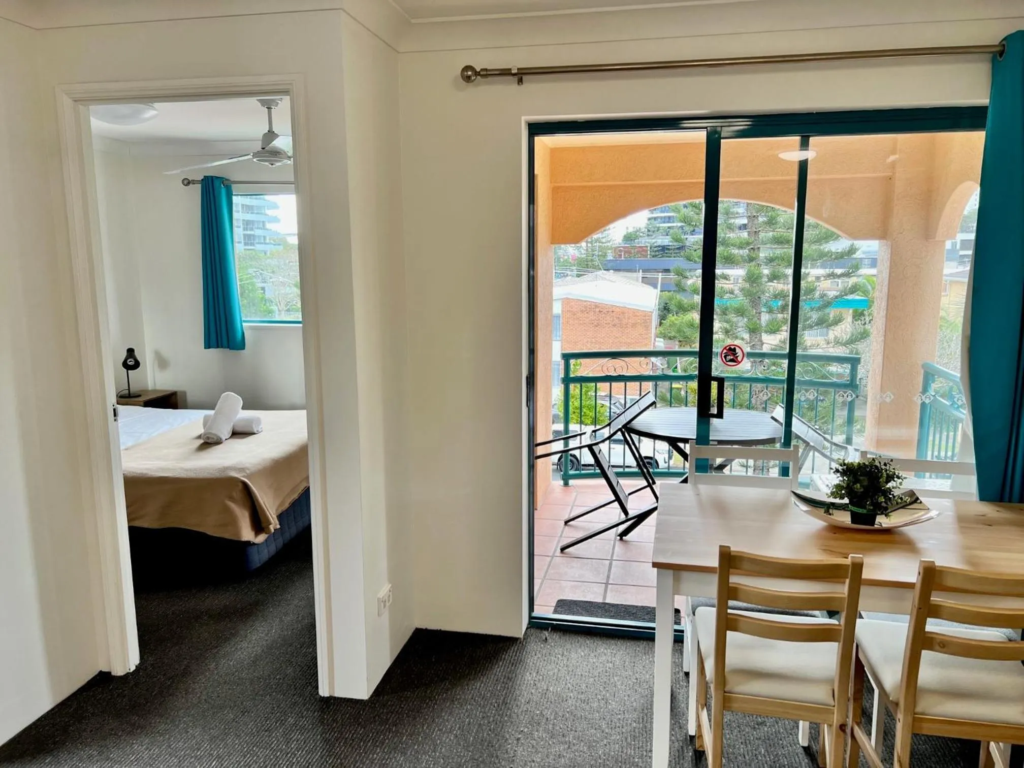 Bed in Aruba Surf Resort