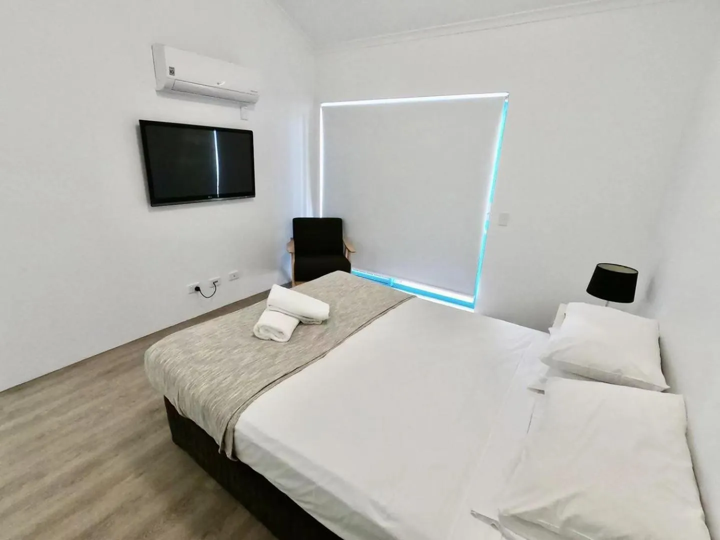 Bed in Aruba Surf Resort