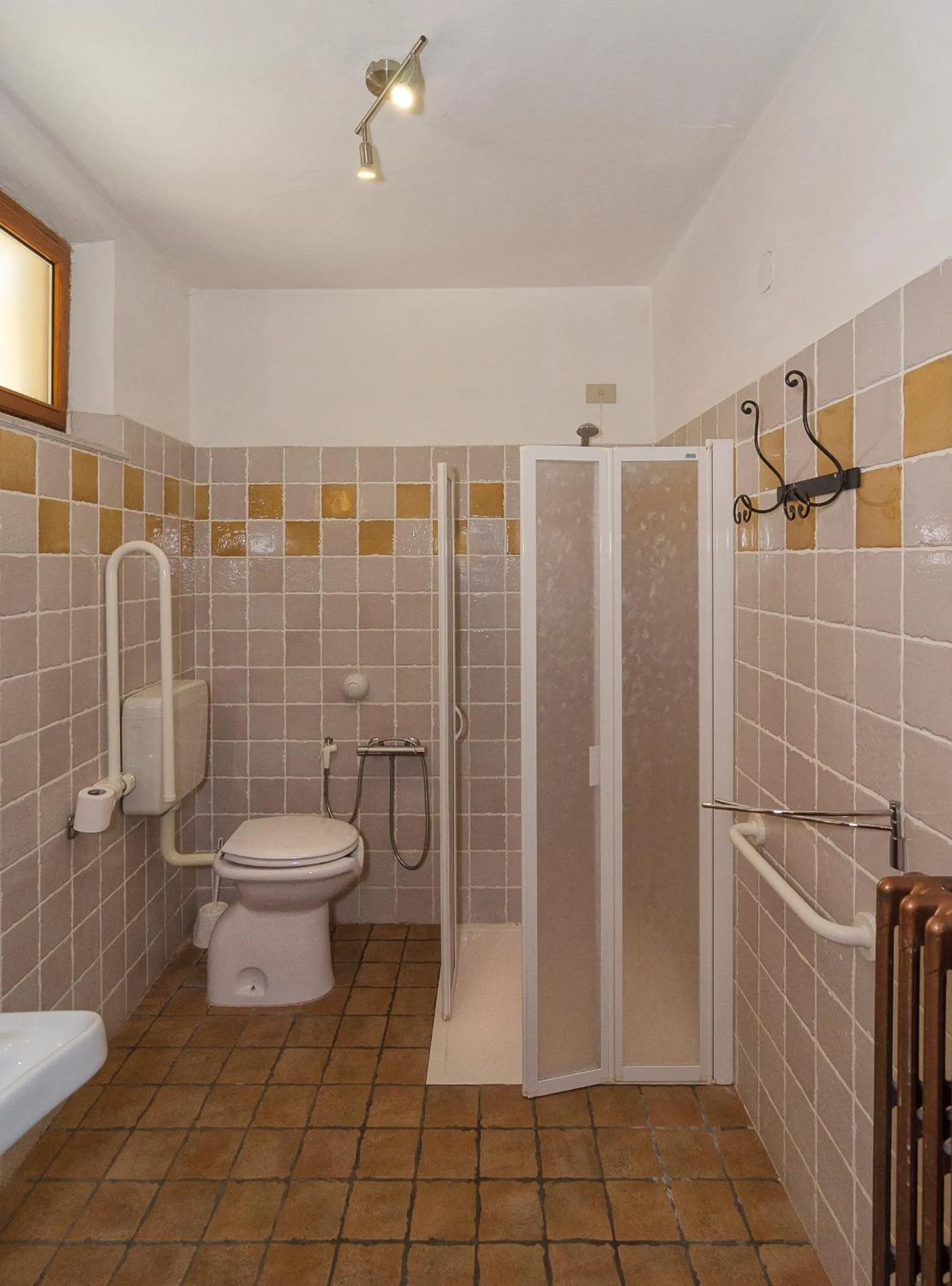 Shower in Helvetia Pisa Tower