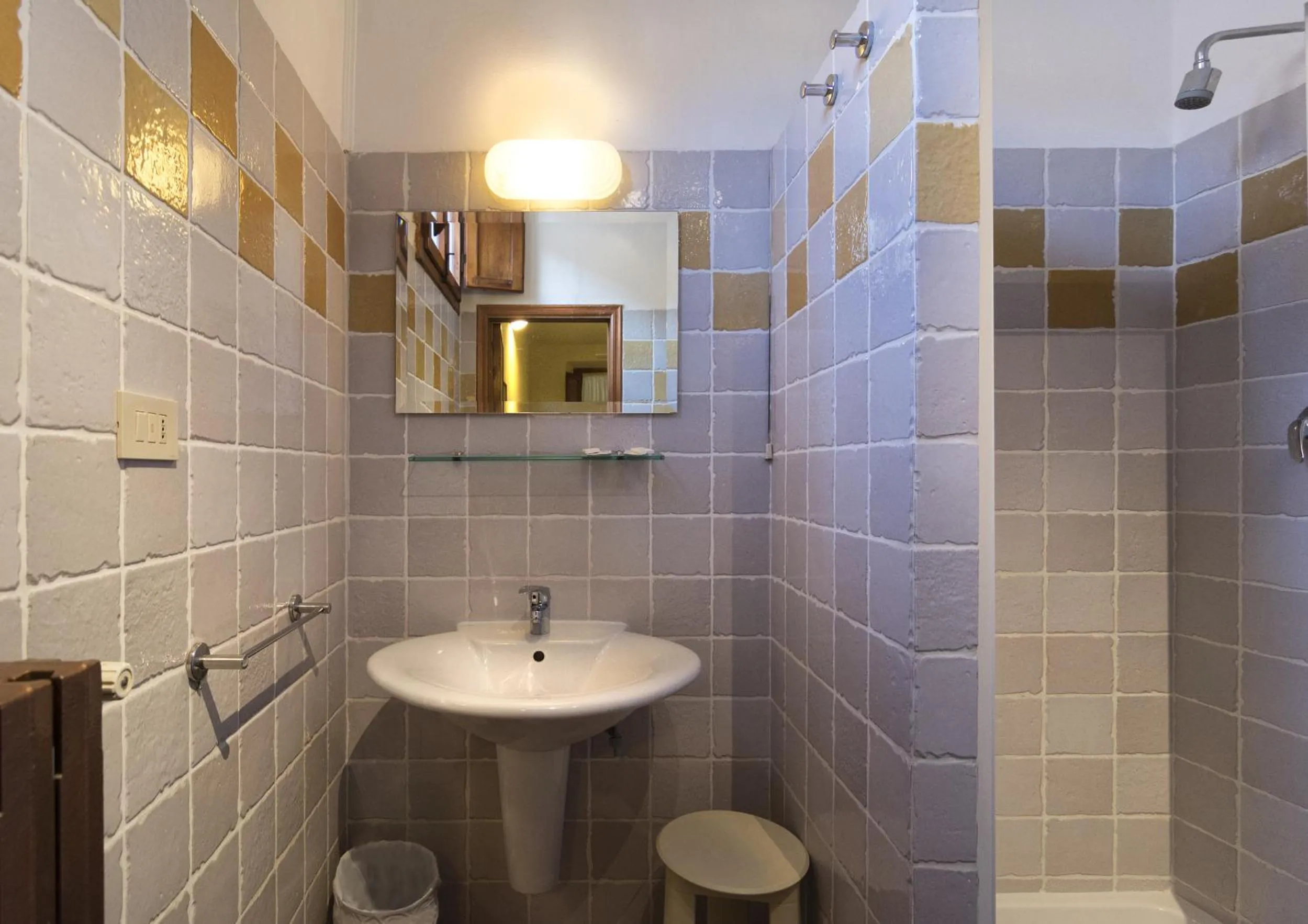 Shower in Helvetia Pisa Tower