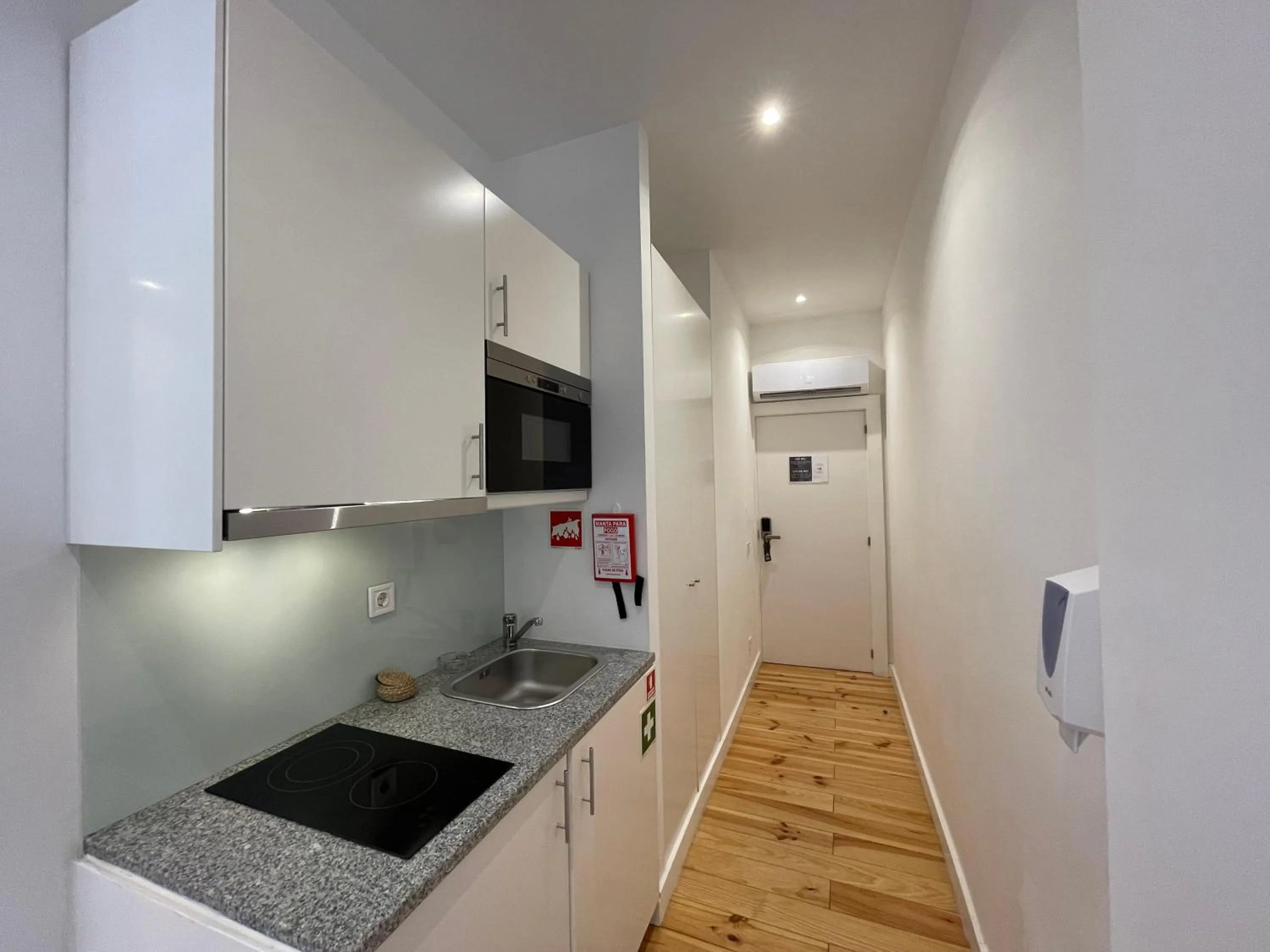 Kitchen or kitchenette in MyStay Porto Centro