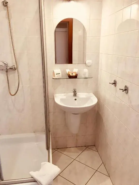 Twin Room with Lake View in Neptun Twin Room with Lake View in Neptun