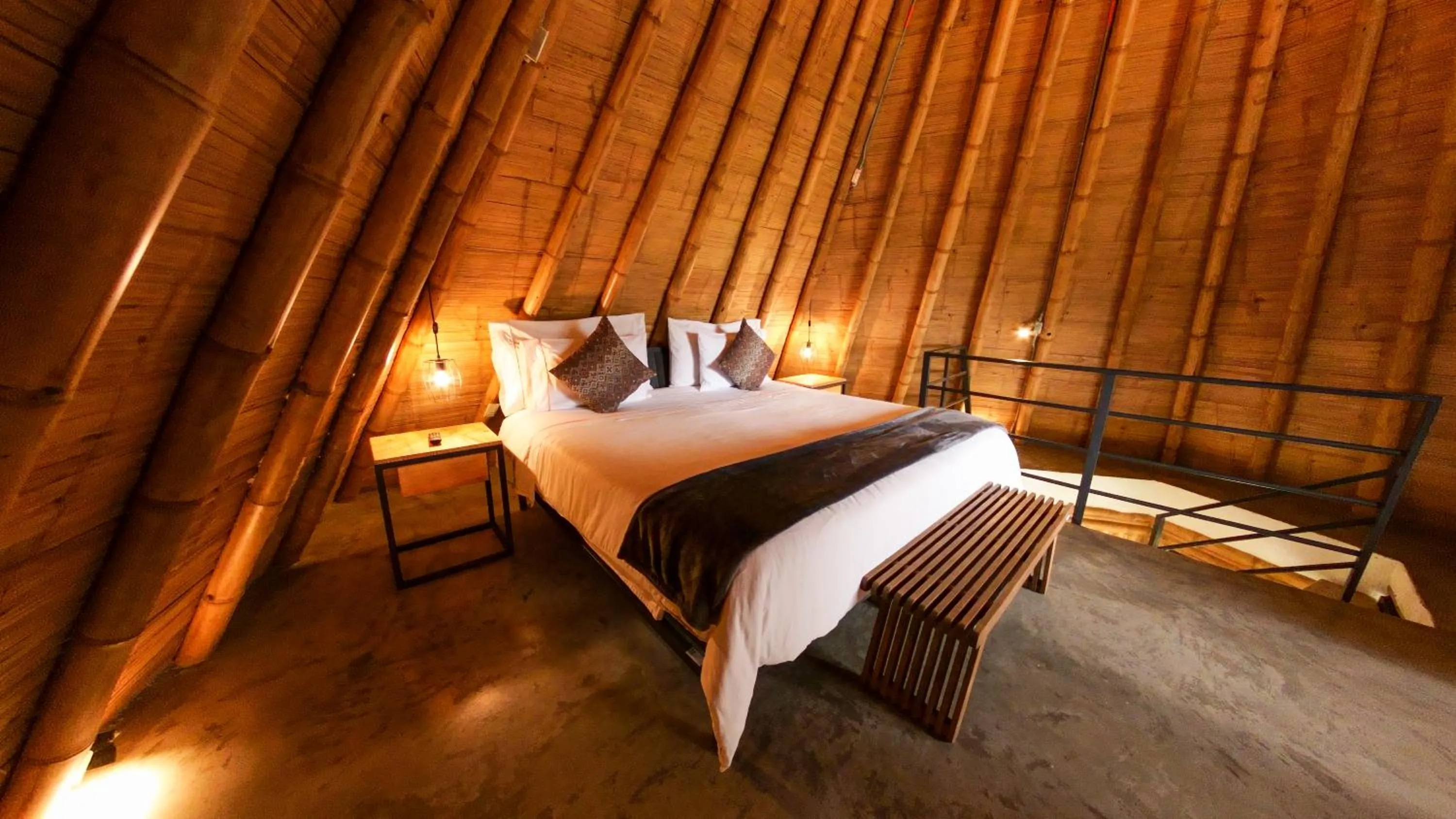 Bed in Ceiba by Masaya Collection