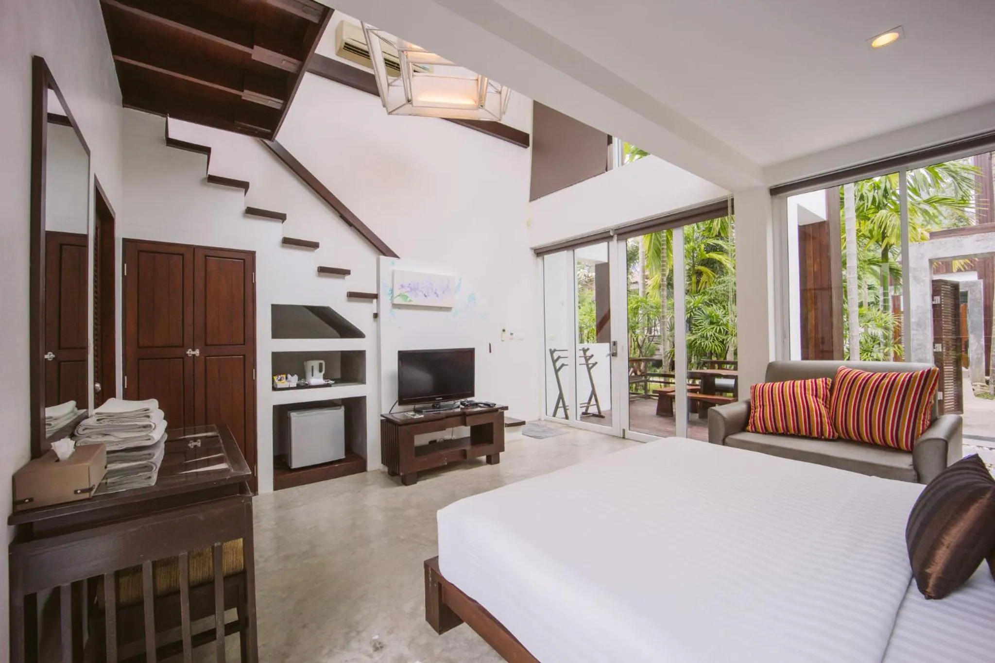 Photo of the whole room, Bed in Sairee Hut Resort Koh Tao