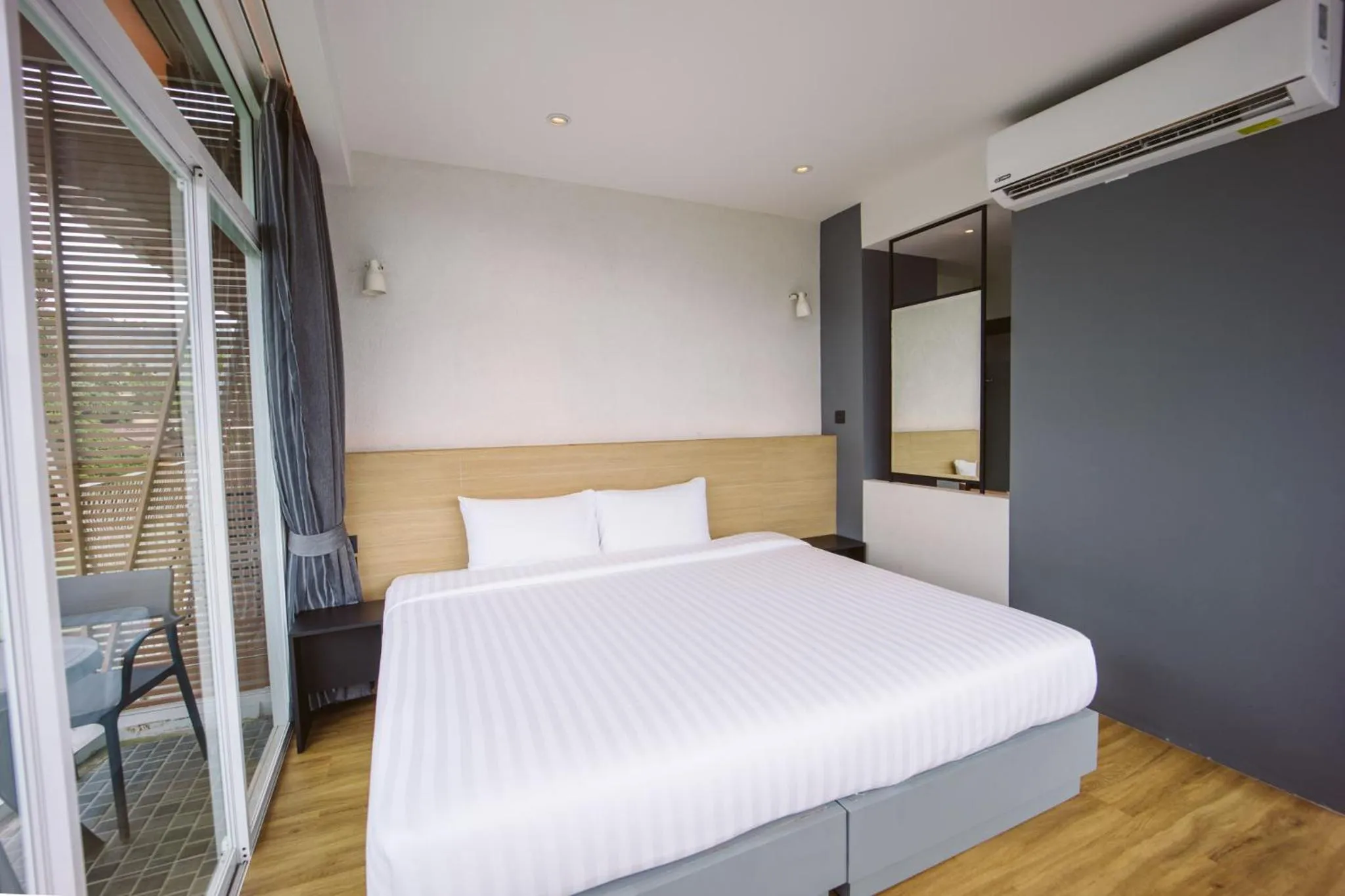 Bed in Sairee Hut Resort Koh Tao