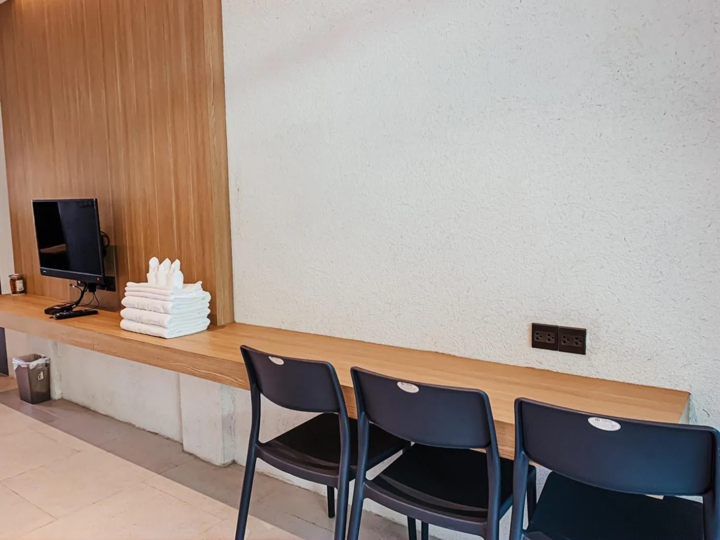 Dining area in Sairee Hut Resort Koh Tao