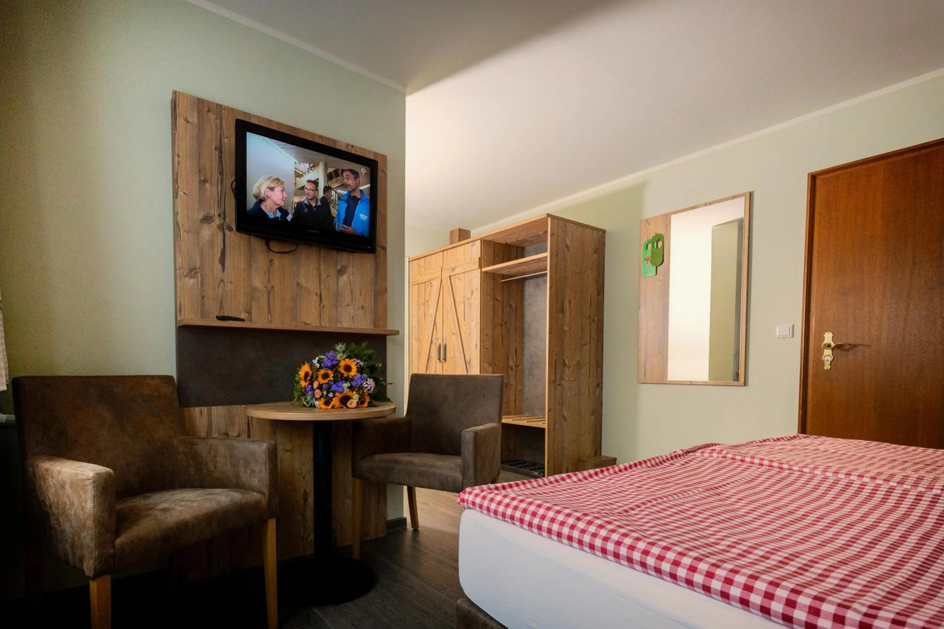 Photo of the whole room, Bed in Hotel & Gasthof Hubertushöhe - Ihr Hotel für Urlaub mit Hund