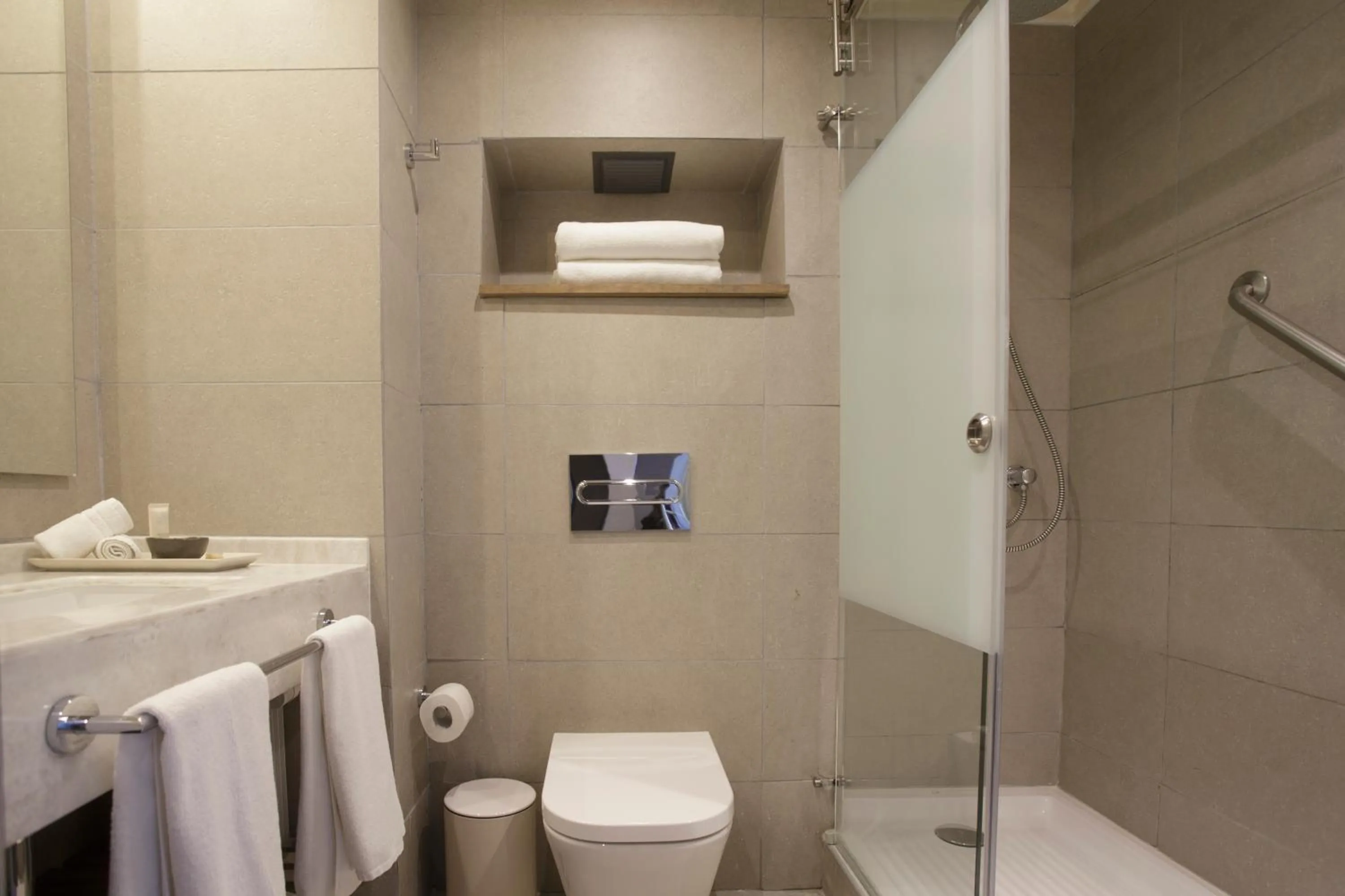 Bathroom in Hotel Costaustralis