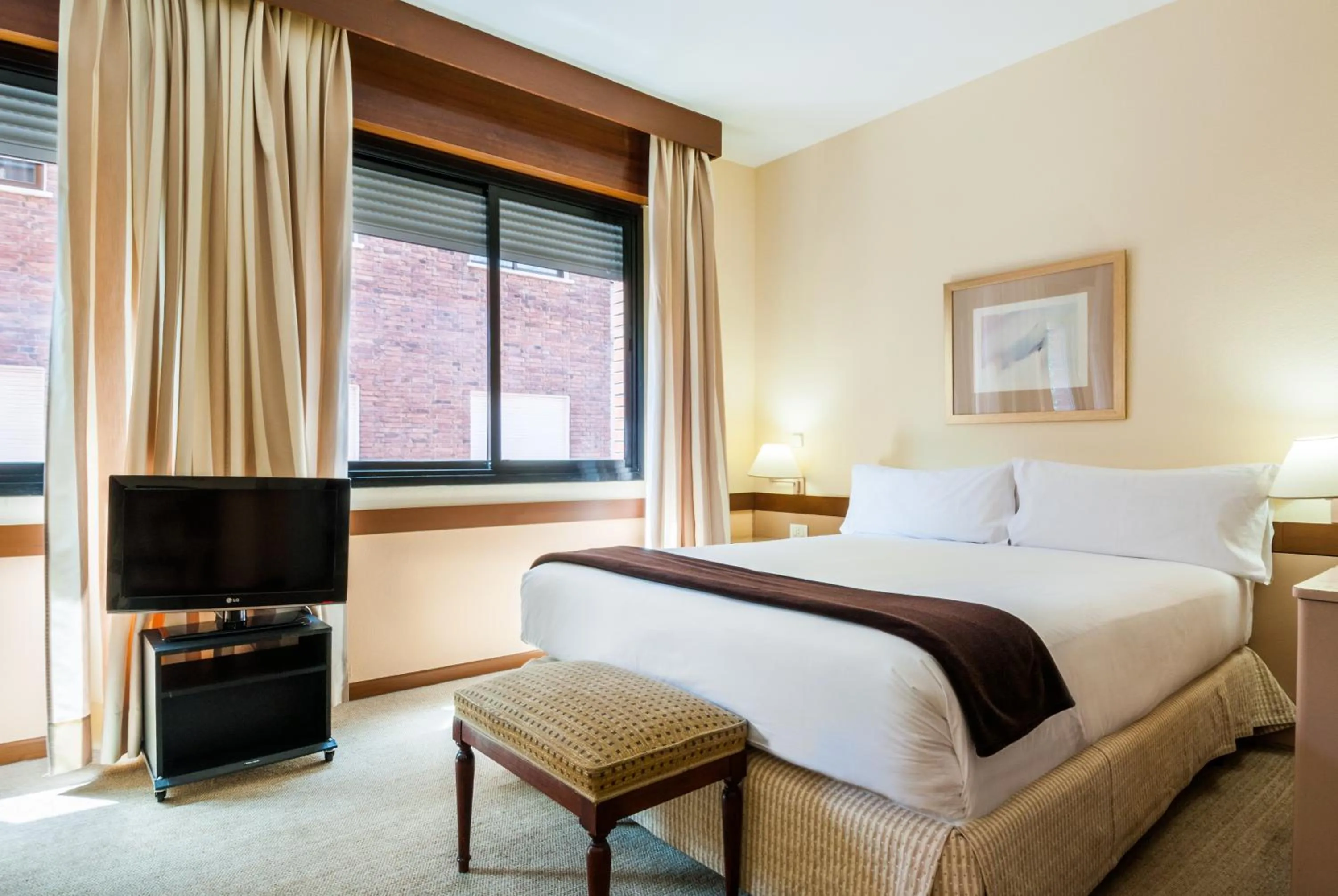 Photo of the whole room, Bed in Espahotel Plaza Basílica