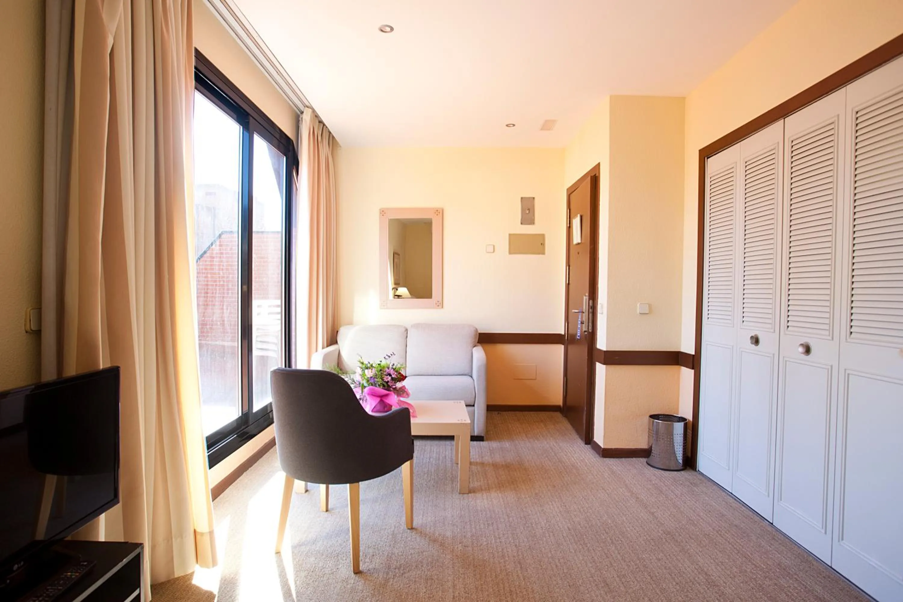 Photo of the whole room in Espahotel Plaza Basílica