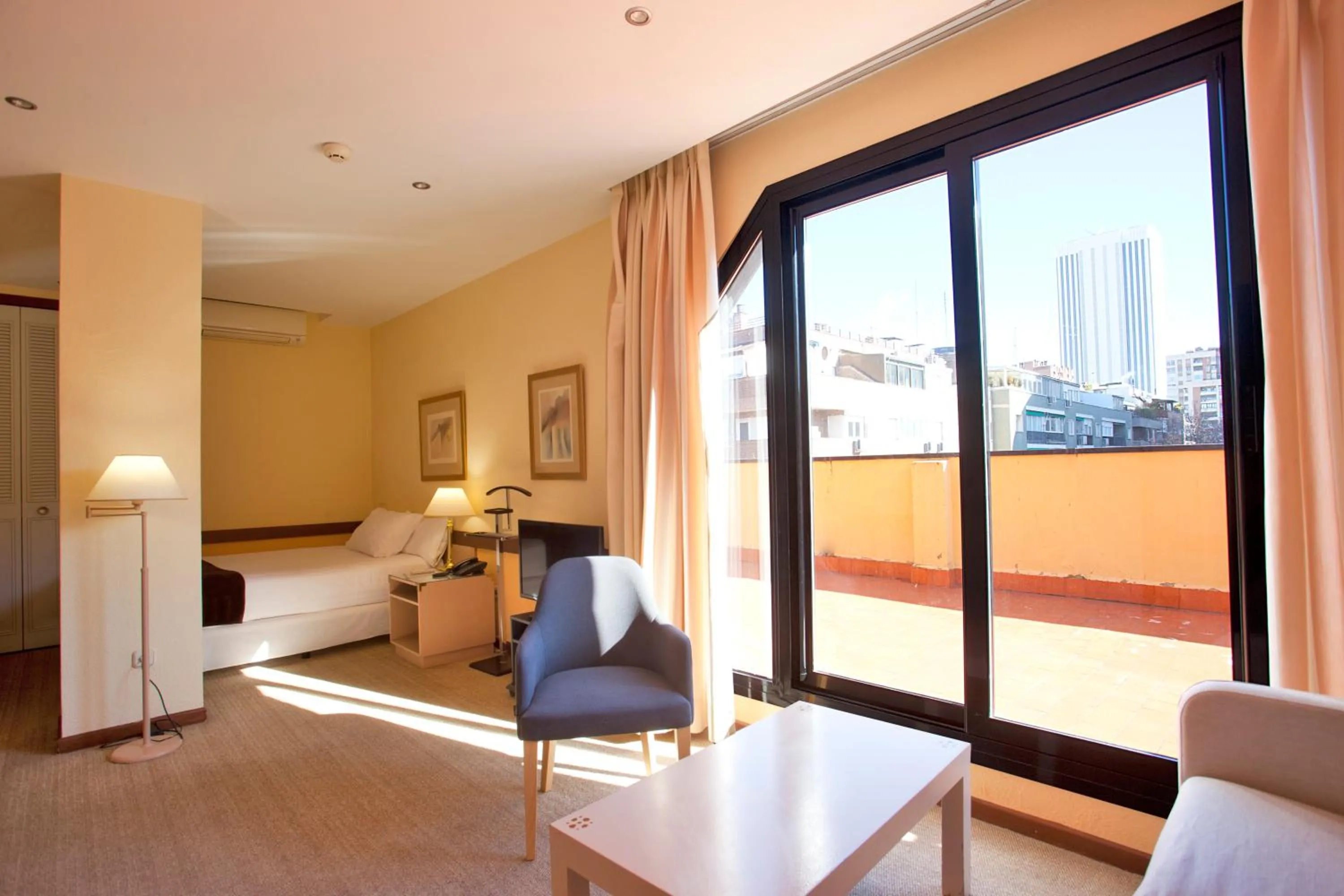 Photo of the whole room, Bed in Espahotel Plaza Basílica