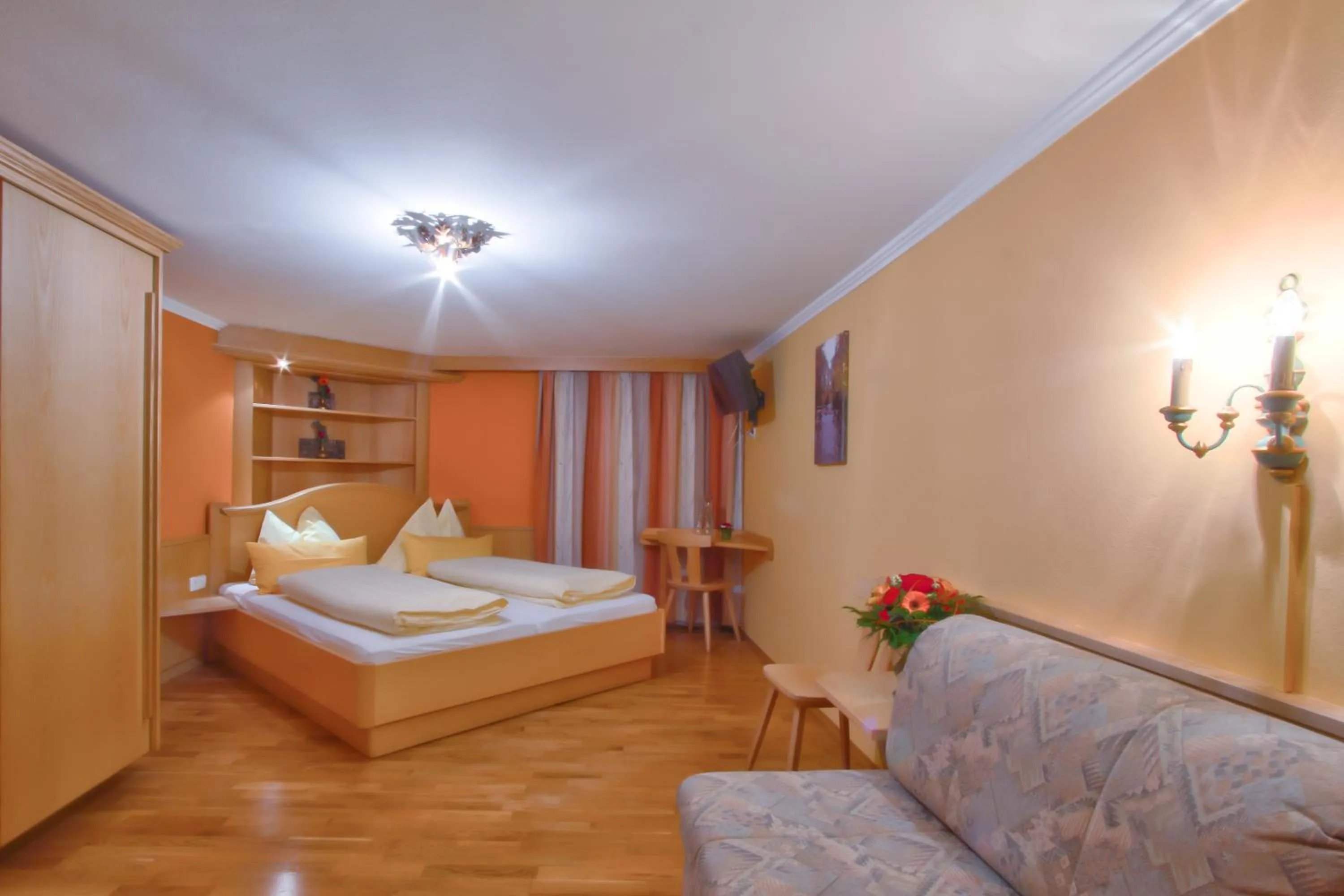 Decorative detail, Bed in Hotel Gasthof Brüggler