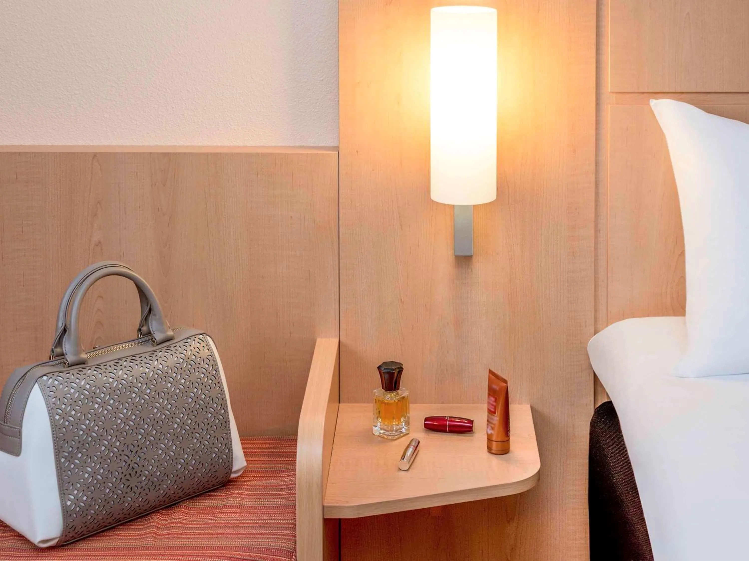 Photo of the whole room, Bed in ibis Esch Belval