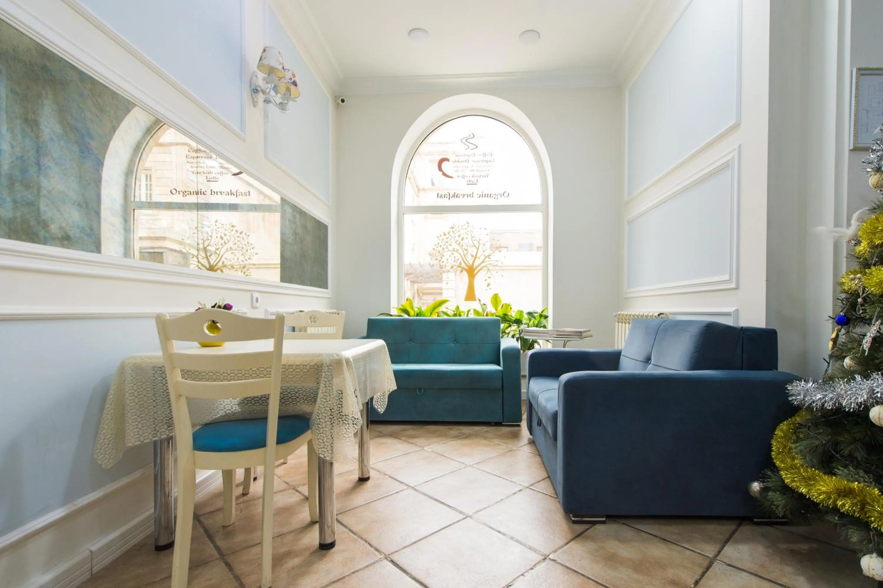 Communal lounge/ TV room in Two Seasons Boutique Hotel Baku