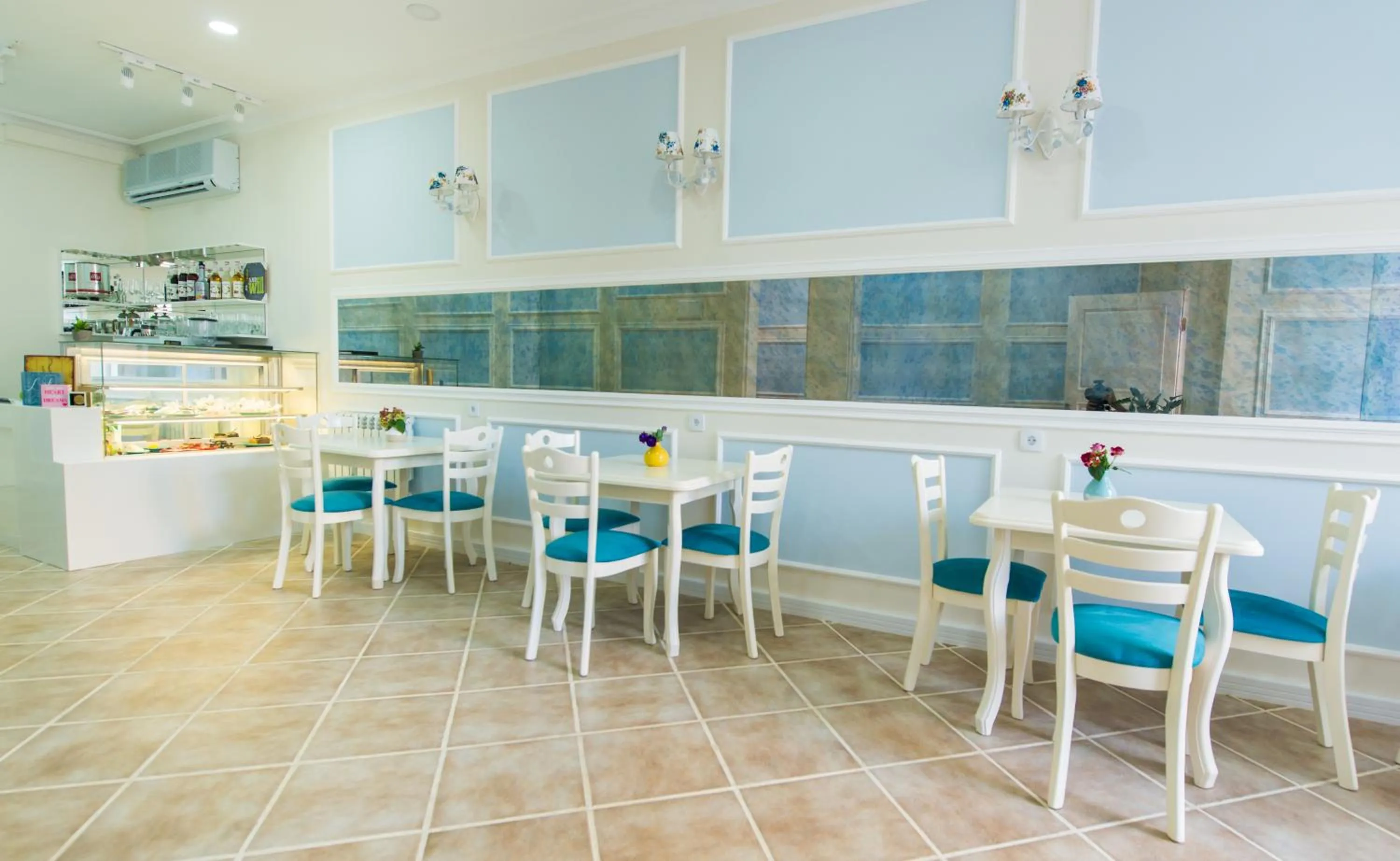 Restaurant/places to eat in Two Seasons Boutique Hotel Baku