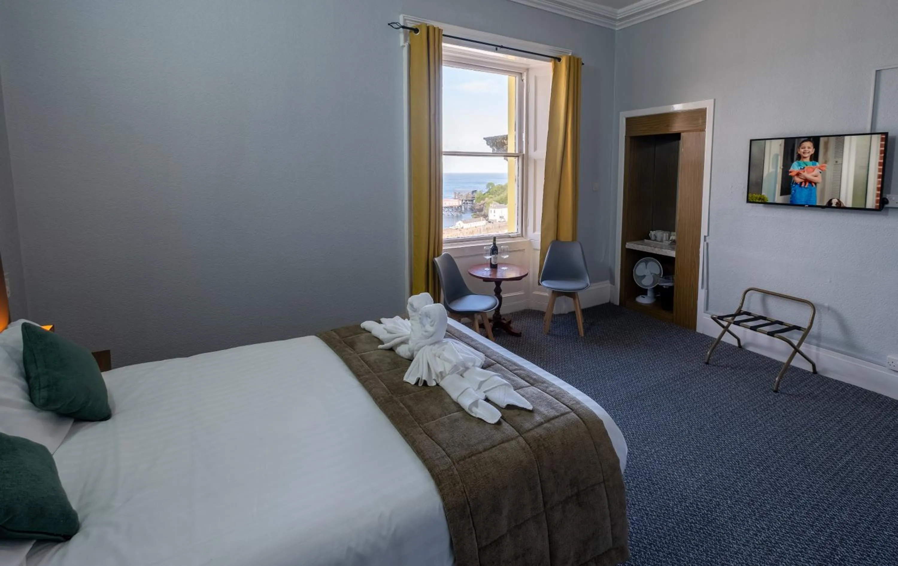 Bed in Royal Lion Hotel