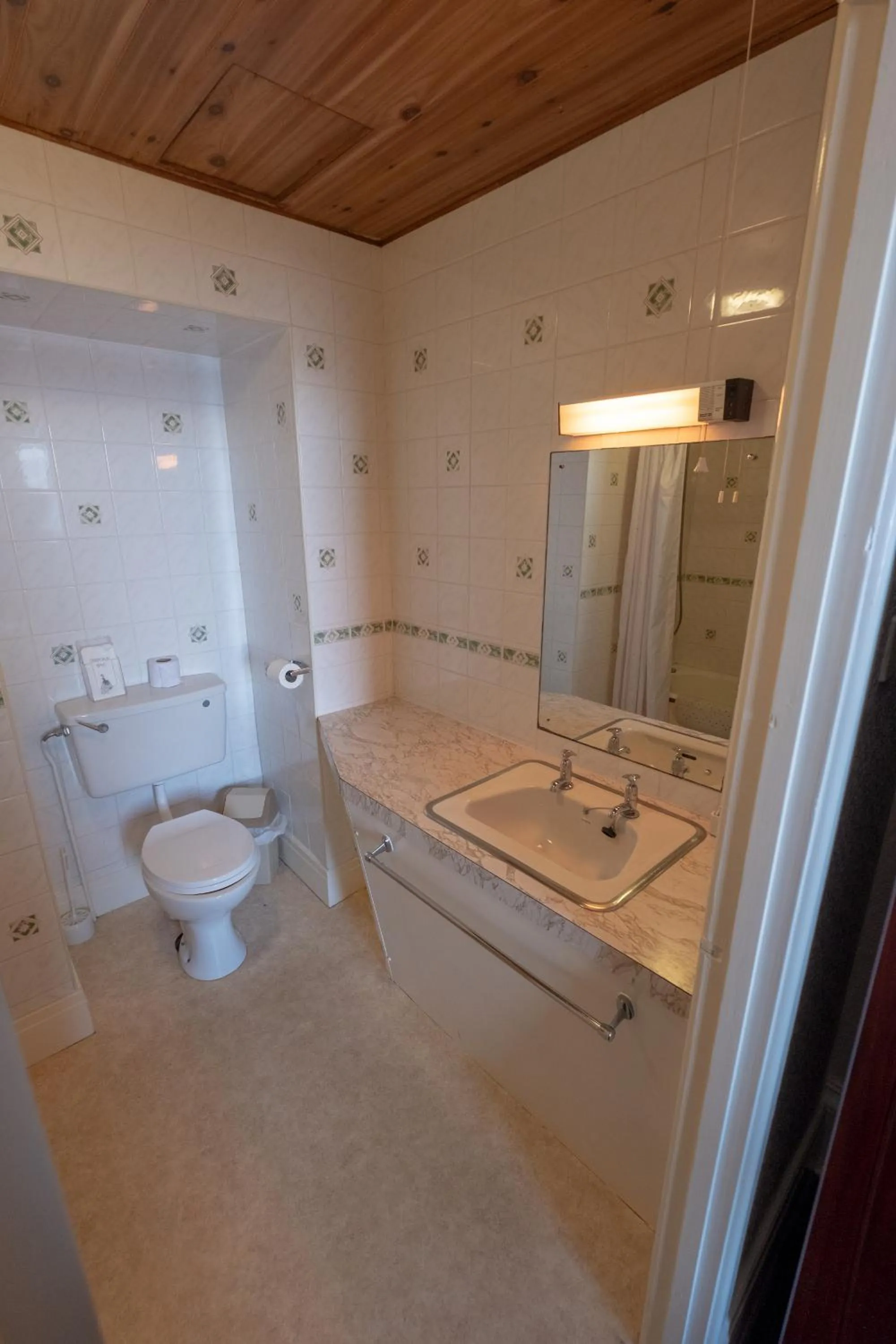 Shower in Royal Lion Hotel