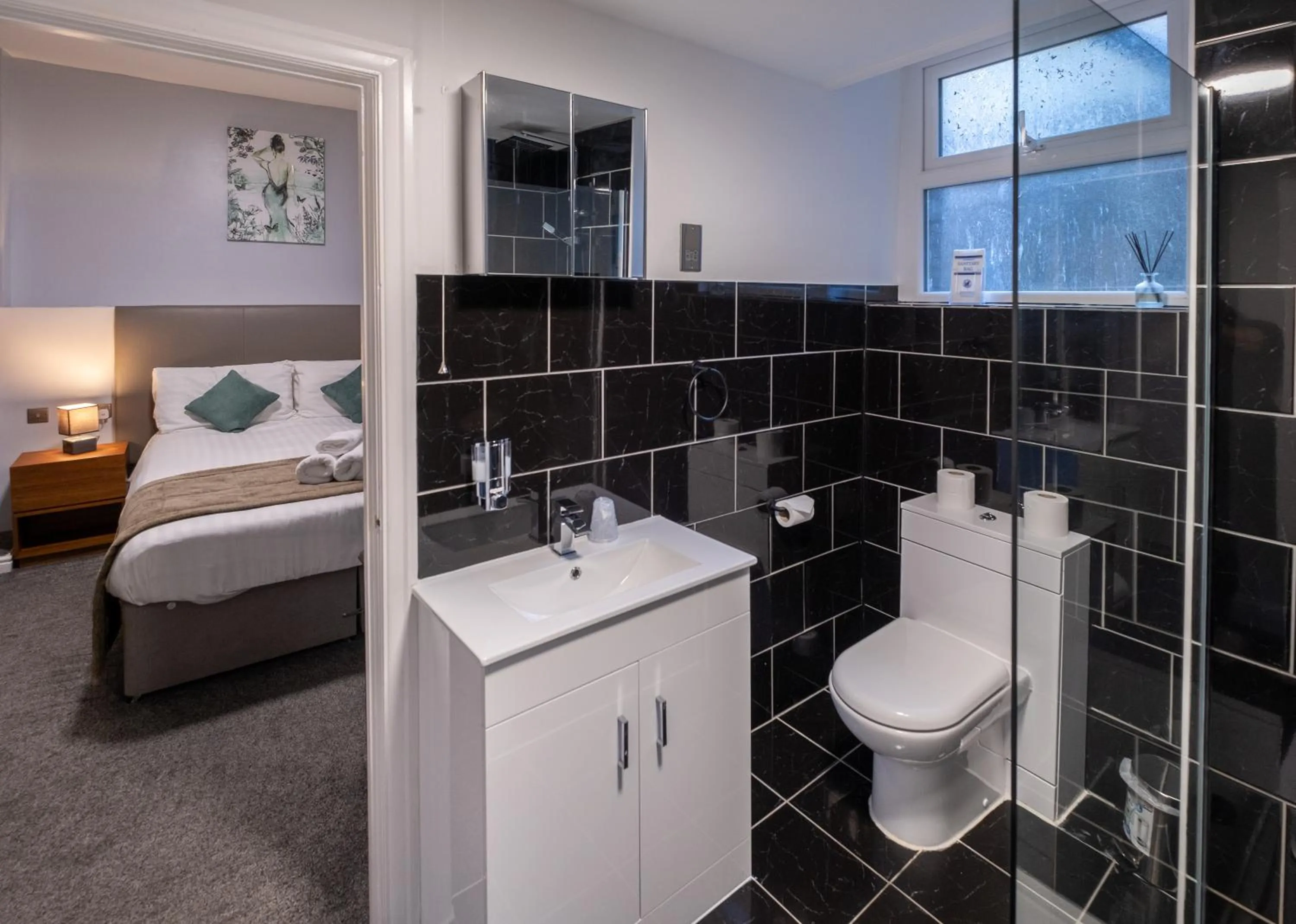 Shower, Bed in Royal Lion Hotel