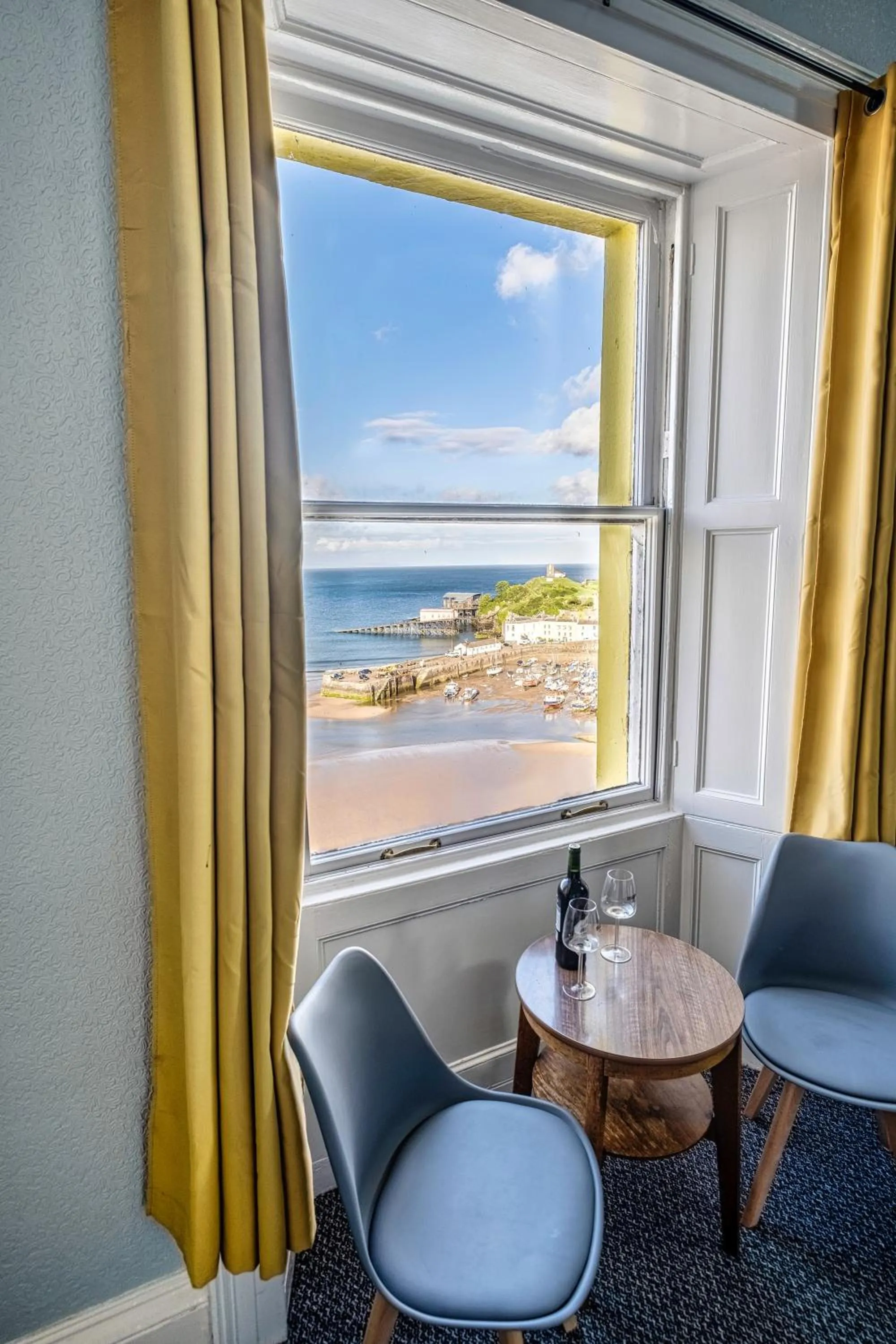 Living room in Royal Lion Hotel