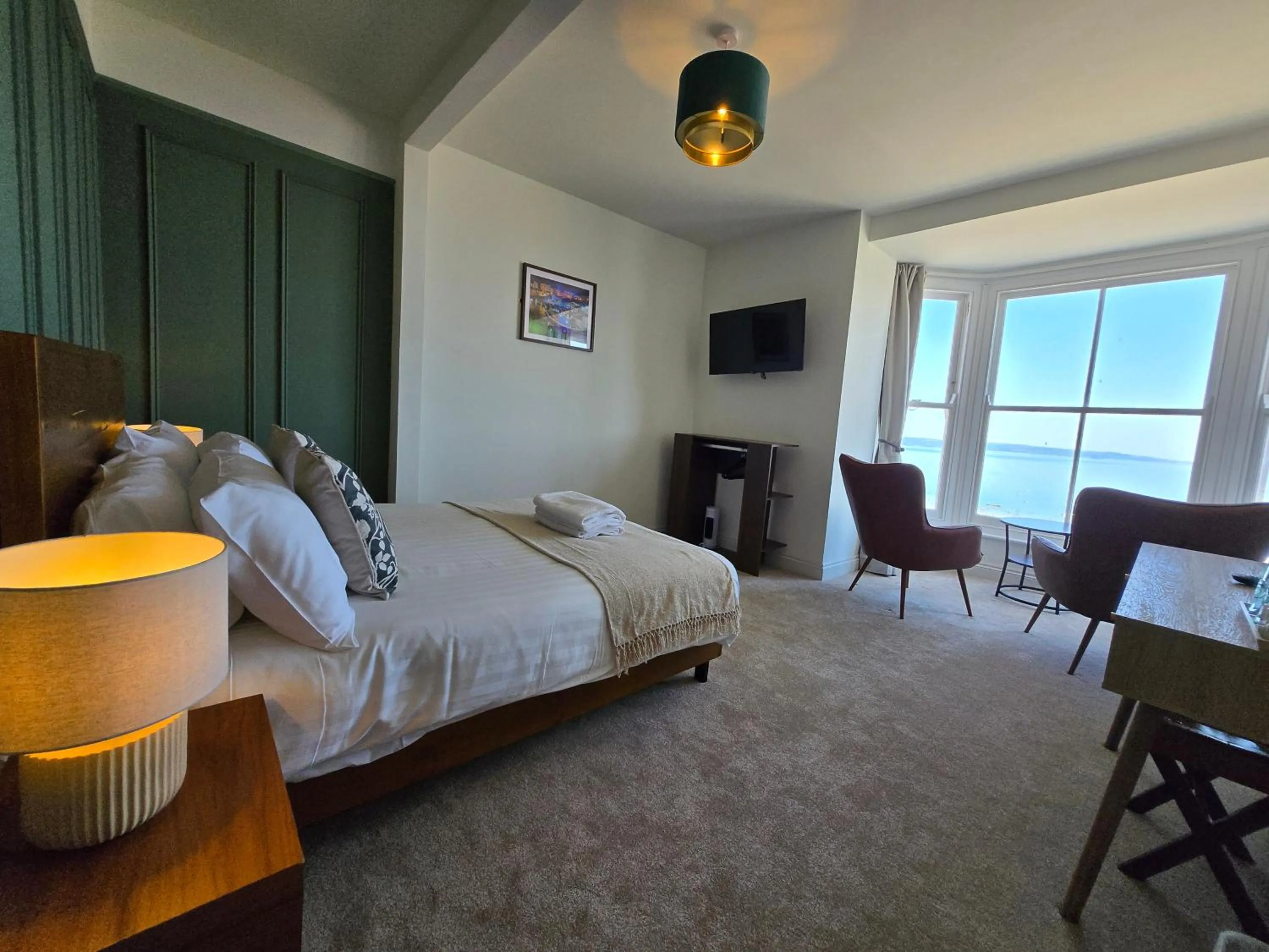 Bedroom, Bed in Royal Lion Hotel