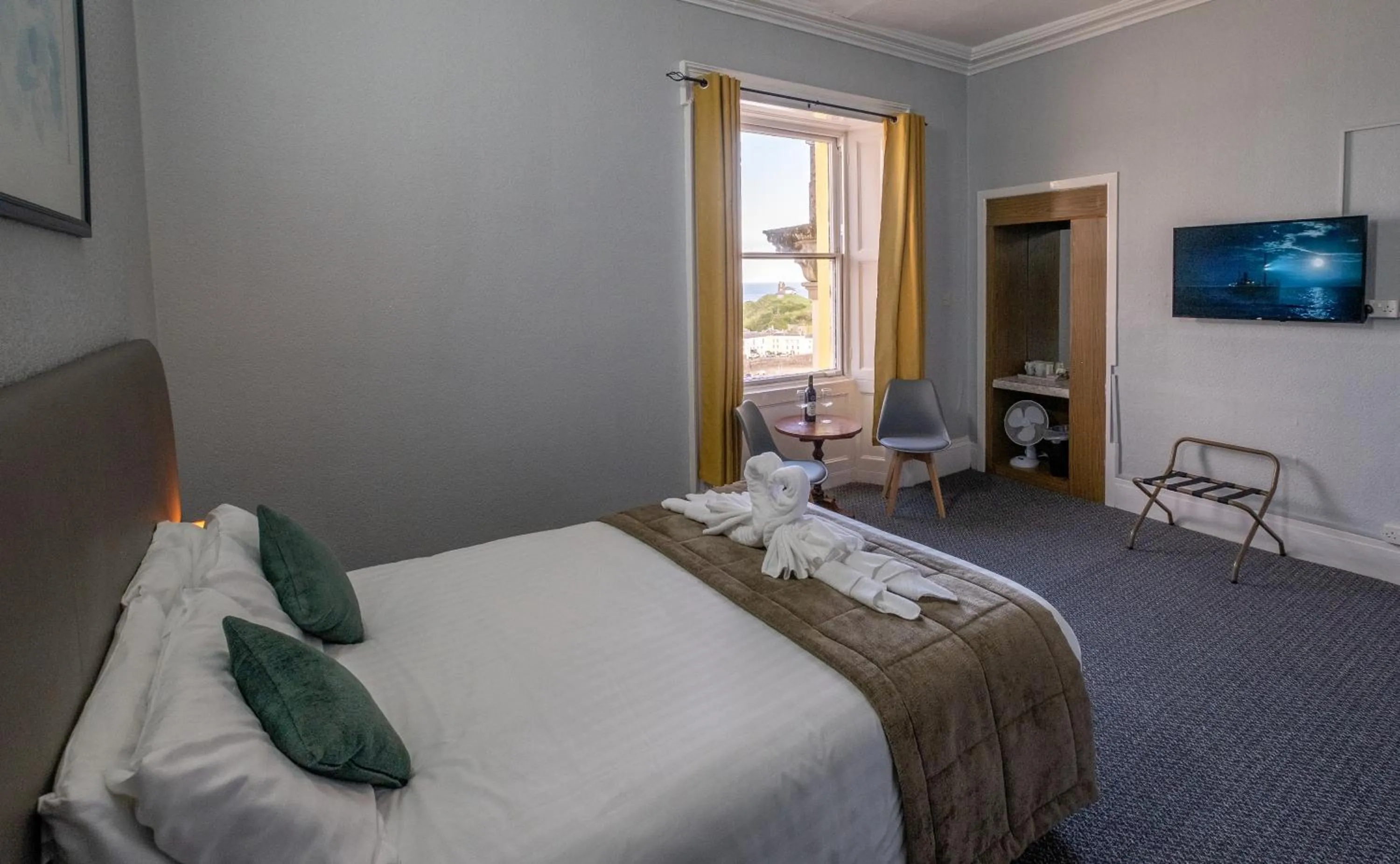 Bed in Royal Lion Hotel