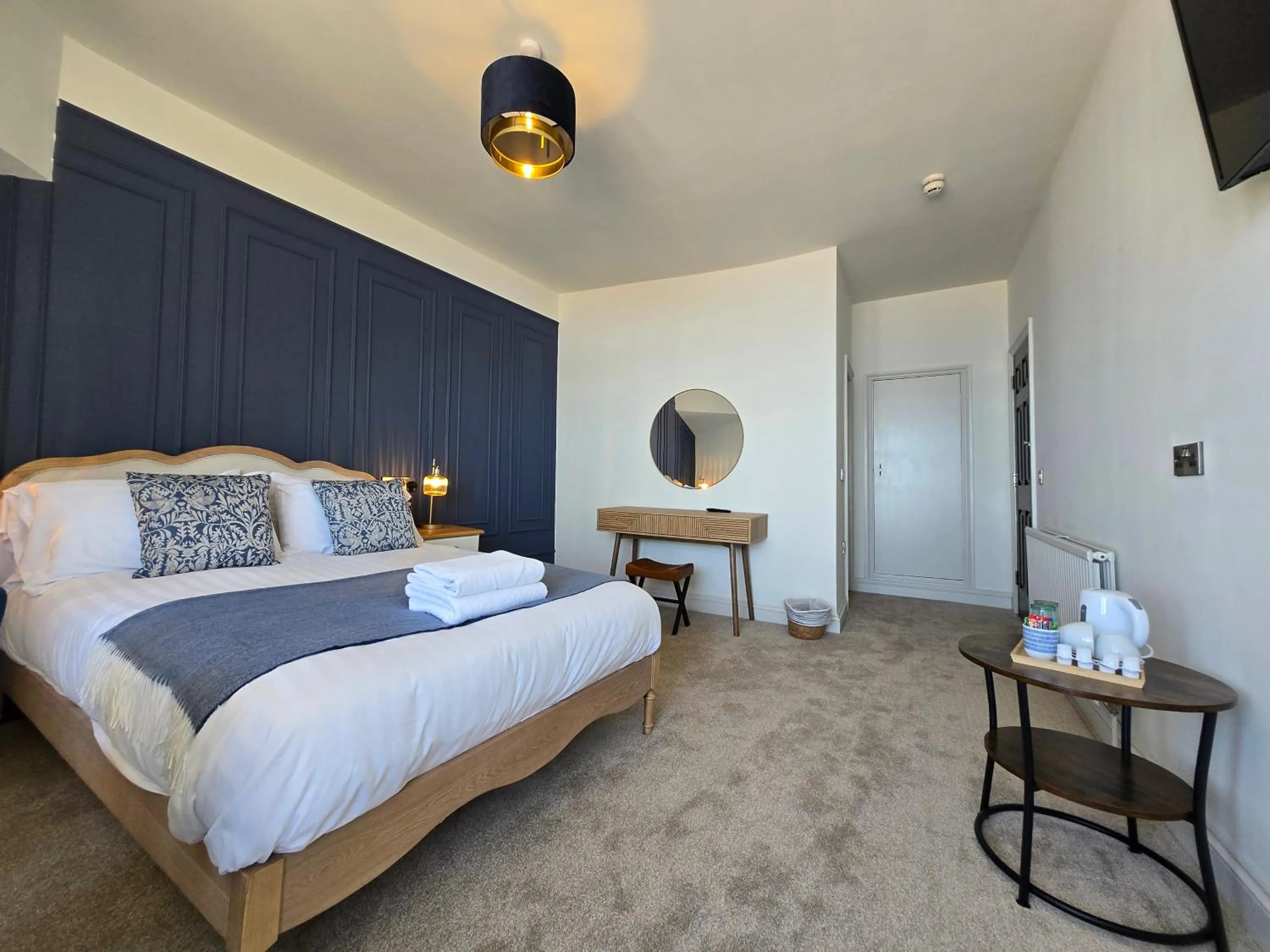 Photo of the whole room, Bed in Royal Lion Hotel