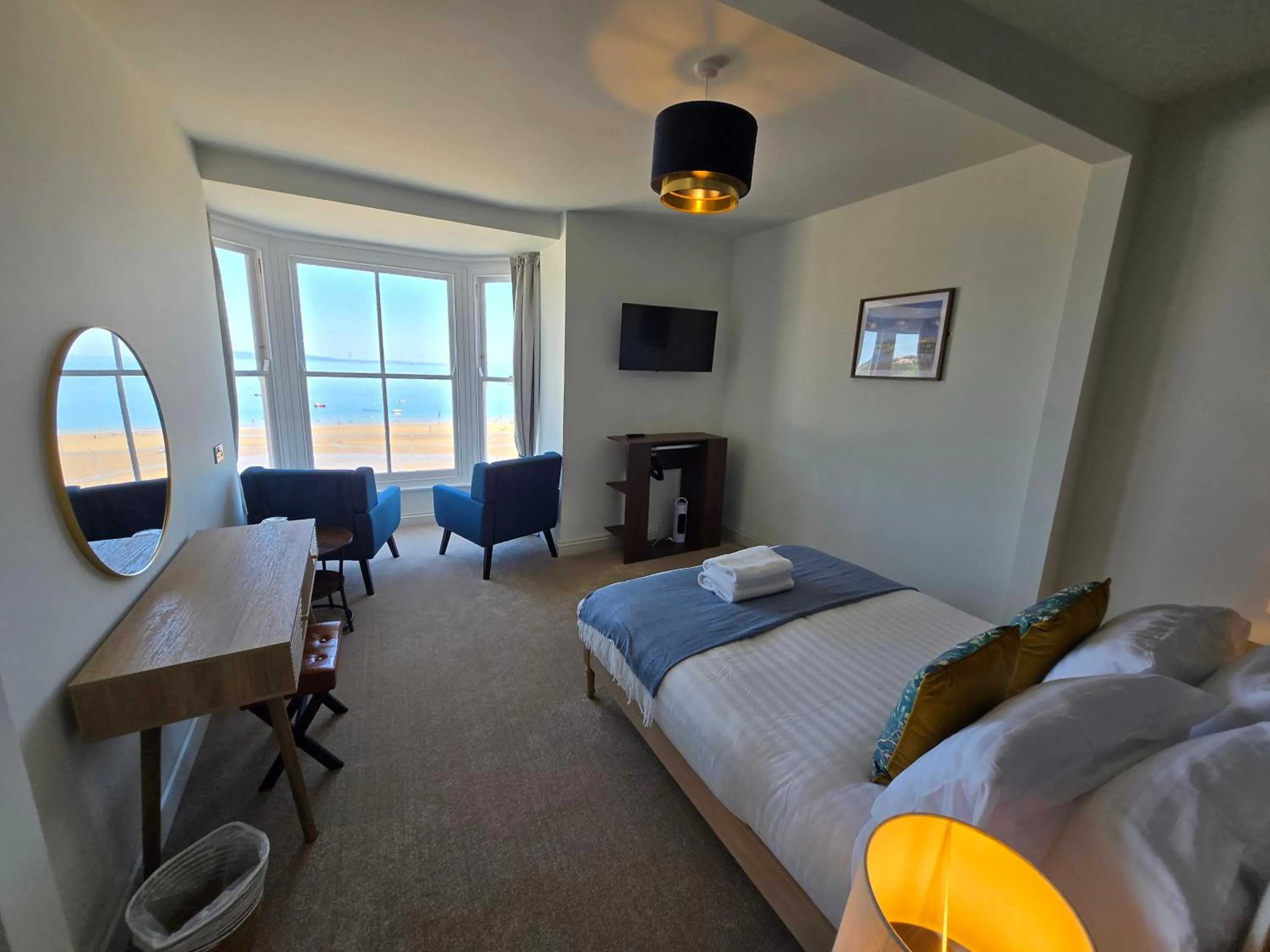 Photo of the whole room, Bed in Royal Lion Hotel