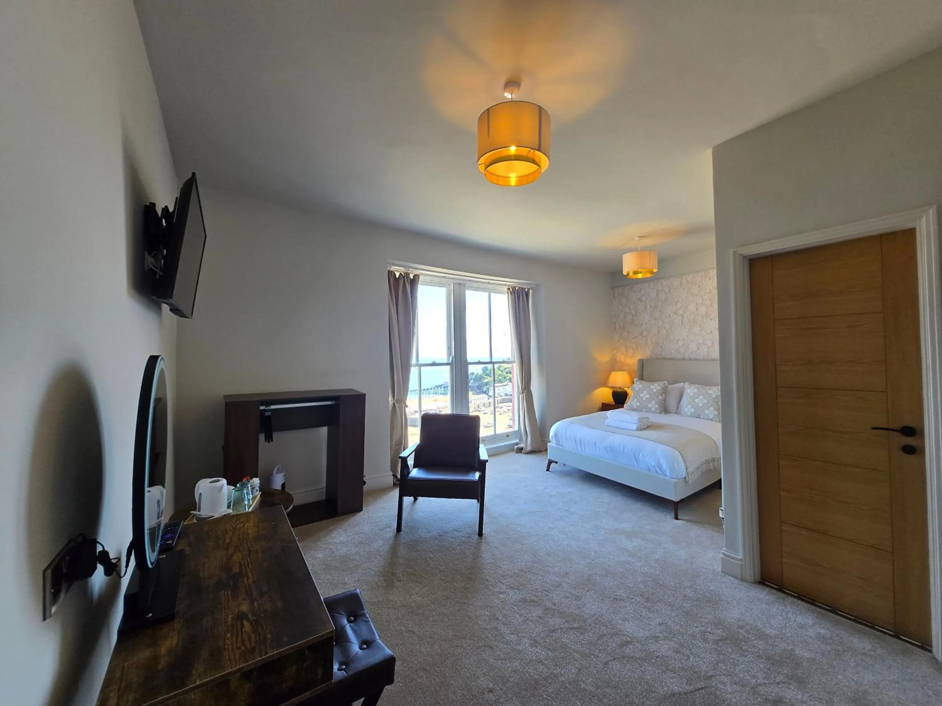 Photo of the whole room, Bed in Royal Lion Hotel