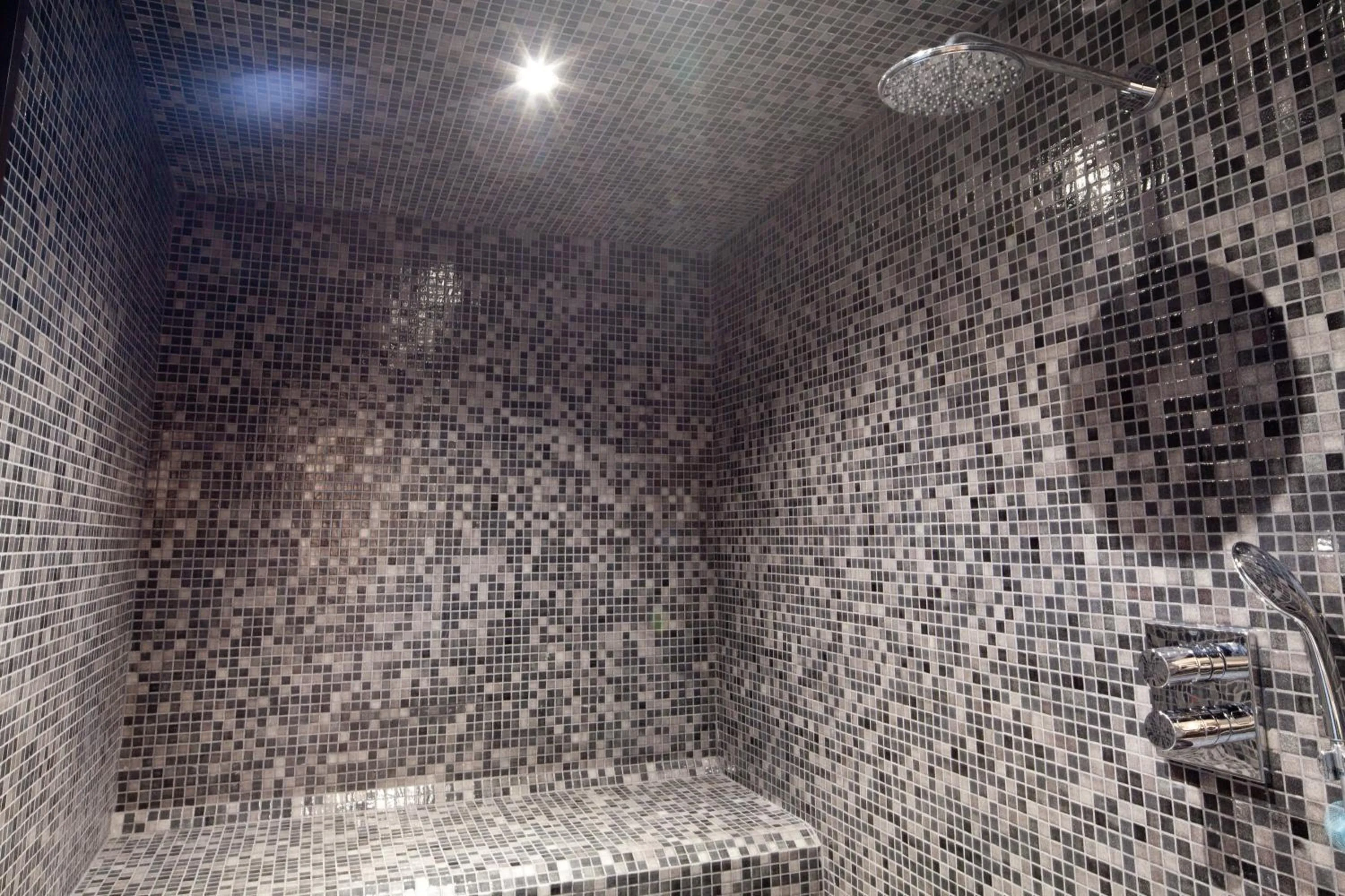 Steam room in Villa Margaux