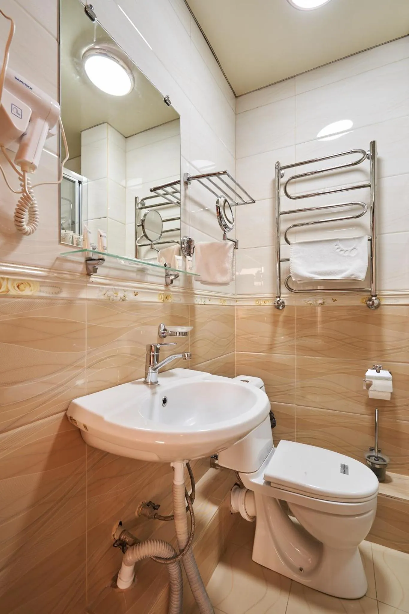 Toilet in 7 days hotel